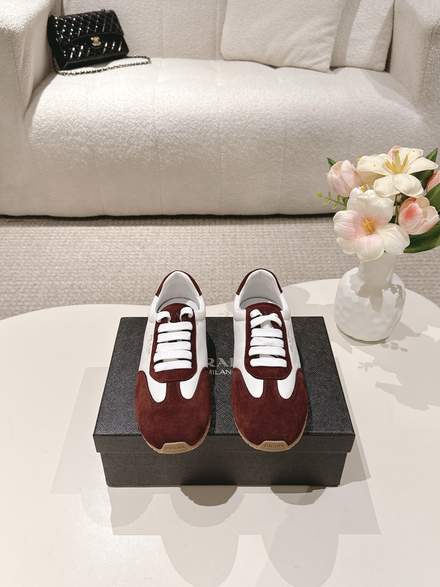 NO:485957,Prada 25ss new Forrest Gump shoes German training sneakers high-end suede, inspired by retro, new interpretation of classic, light, comfortable and breathable essential items for the four seasons. Whether it is matched with jeans or skirts, the style is switched without pressure! Speaking of comfort, these shoes are also quite outstanding! Suede material makes the feet feel softer and suitable for long-term wear. Even if you go shopping, you won’t feel tired. This detail really touched me!  High mercerized beef velvet inner sheepskin outsole: TPU outsole Size# women's 35-40 (40 41 custom made without return), casual shoes/sports shoes, prada, prada, sneakers, skirts, jeans, sheepskin, chamois leather19860909Prada 普拉达 25ss新款 阿甘鞋 德训运动鞋 高级绒面打造,灵感来自复古,全新演绎经典,轻便、舒适、透气的四季必备单品 无论是搭配牛仔裤还是裙子,风格切换毫 无压力!说到舒适感,这双鞋也是相当出色!麂皮材质让脚感更柔软,适合长时间穿着,即便是逛街也不会觉得累.这个细节真是打动了我！ 材质高丝光牛反绒 内里羊皮 大底:TPU大底 Size#女35-40（40 41订做不退换）,休闲鞋/运动鞋,prada,prada,sneakers,skirts,jeans,sheepskin,chamois leather,Women's Shoes