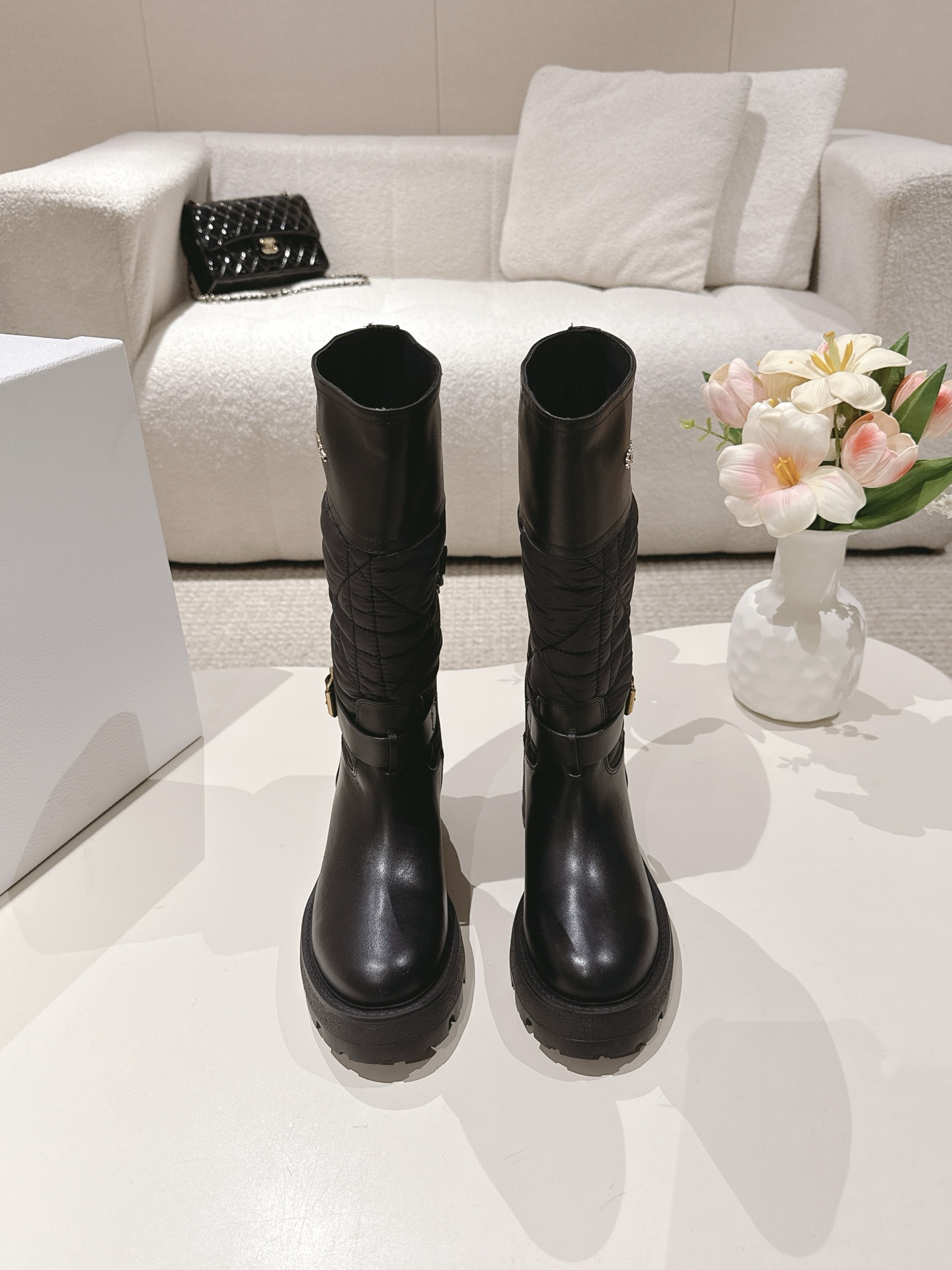 NO:485938,Dior's latest autumn and winter catwalk Martin boots, long boots, and many celebrity fashion bloggers plant grass. There are so many good-looking styles in this season. Simple design, highly recognizable logo embellishment. The brand value is full of the most popular fabric heel shoe shapes at the moment. They are not picky at all. They become big and long legs in seconds when they are put on their feet, which is super slim and versatile!  It's simply amazing. Imported calfskin on the upper, imported calfskin on the inner, original mold combination sole Size35-41 (customized for 40.41), boots, dior, dior, dior, boots, cowhide19860909Dior迪奥秋冬最新走秀款马丁靴 长靴 超多明星时尚博主种草 D家这一季好看的款式真的是太多了 简约的设计 极具辨识度的logo点缀 品牌价值拉满 当下最流行的面料跟鞋型 完全不挑腿型 上脚秒变大长腿,超级显瘦又百搭！简直绝绝子了 鞋面进口头层小牛皮 内里进口牛皮里 原版开模组合大底 Size35-41（40.41定做）,靴子,dior,dior,dior,boots,cowhide,Women's Shoes