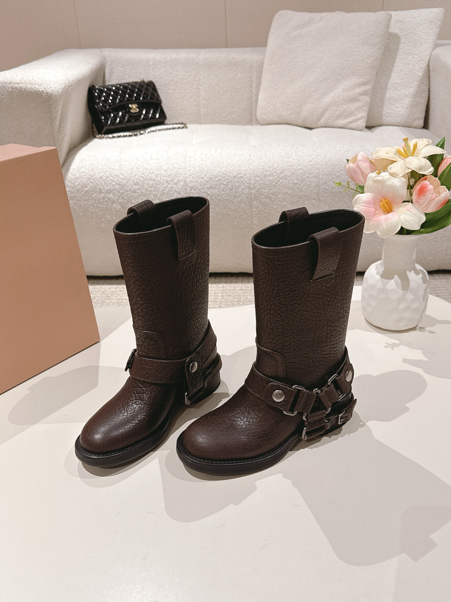 NO:485945,MIUMIU Miu Miu's new autumn and winter heavy industry motorcycle short boots, Martin boots, the most worth buying boots this year, no one!  Many internet celebrities have taken it. Miumiu is really cool and spicy this autumn and winter. The limited edition of autumn and winter is very difficult to buy in the counter. It looks very hard and is actually very soft and easy to wear!  Excellent feet feel!  The boots are wide and can be worn with thick legs and thin legs, and they can be loose and look straight!  !  Fabric: elephant leather inner cowhide, broad sole: original molded rubber sole, size 35-40 (40 custom made without return), boots, miumiu, boots, cowhide19860909MIUMIU缪缪秋冬新品重工机车短靴 马丁靴 今年最值得入手的靴子 没有之一！超多网红明星上脚 miumiu今年秋冬确实泰酷辣 秋冬限定款 专柜非常难买 看着很硬的样子 其实非常软巨好穿！脚感超赞！ 靴筒宽大 不管腿粗腿细 都能穿出宽松感而且非常显腿直！！ 面料:大象皮 内里牛皮 大底:原版开模橡胶底 码数35-40（40定制不退换）,靴子,miumiu,boots,cowhide,Women's Shoes