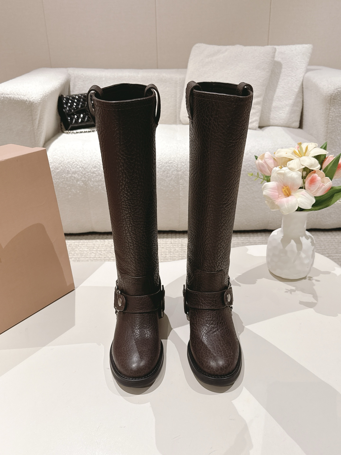 NO:485951,MIUMIU Miu Miu's new autumn and winter heavy industry motorcycle rider boots, high boots, the most worth buying boots this year, no one!  Many internet celebrities have taken it. Miumiu is really cool and spicy this autumn and winter. The limited edition of autumn and winter is very difficult to buy in the counter. It looks very hard and is actually very soft and easy to wear!  Excellent feet feel!  The boots are wide and can be worn with thick legs and thin legs, and they can be loose and look straight!  !  Fabric: elephant leather inner cowhide, broad sole: original molded rubber sole, size 35-40 (40 custom made without return), boots, miumiu, boots, cowhide19860909MIUMIU缪缪秋冬新品重工机车骑士靴 高靴 今年最值得入手的靴子 没有之一！超多网红明星上脚 miumiu今年秋冬确实泰酷辣 秋冬限定款 专柜非常难买 看着很硬的样子 其实非常软巨好穿！脚感超赞！ 靴筒宽大 不管腿粗腿细 都能穿出宽松感而且非常显腿直！！ 面料:大象皮 内里牛皮 大底:原版开模橡胶底 码数35-40（40定制不退换）,靴子,miumiu,boots,cowhide,Women's Shoes