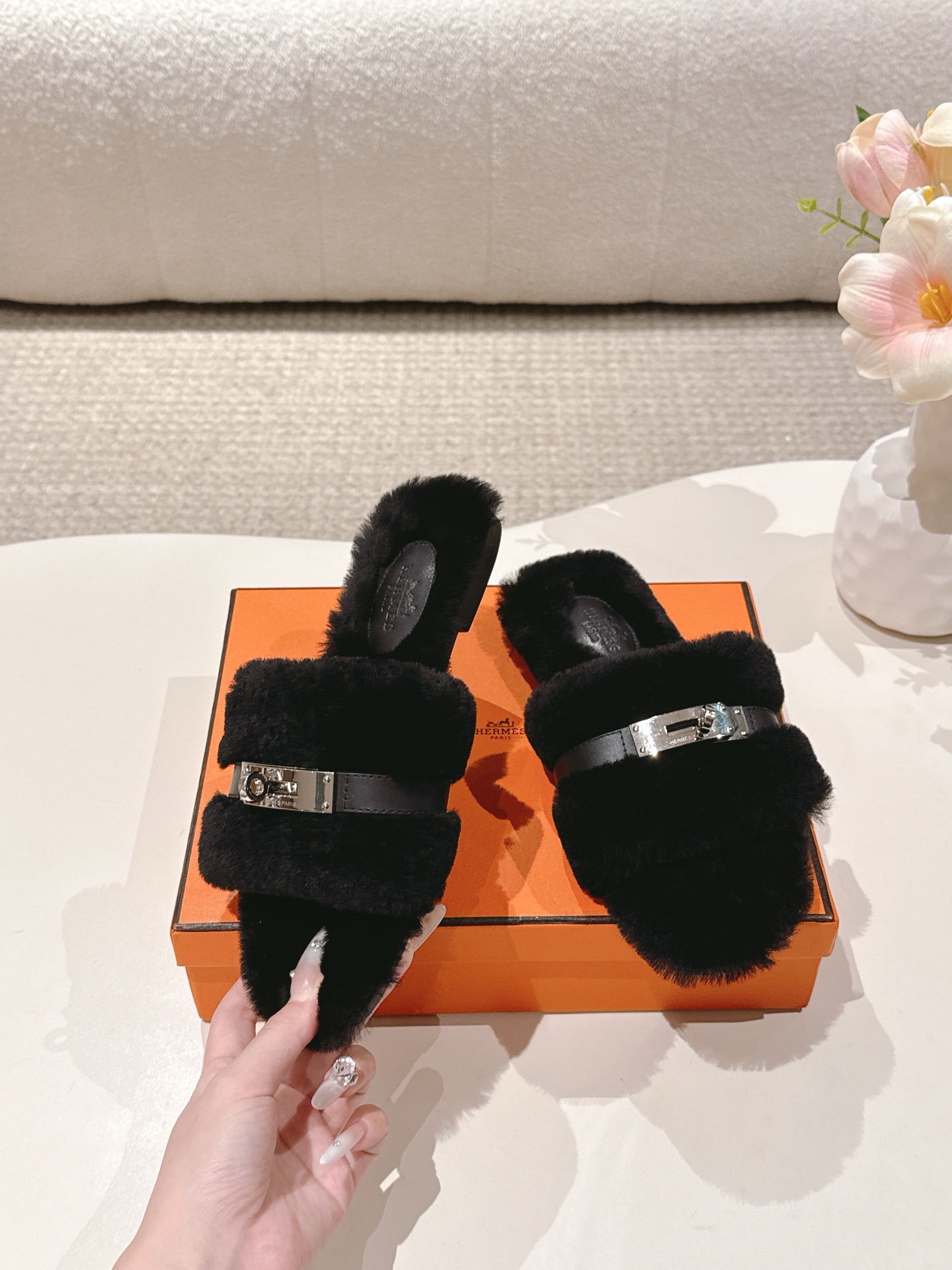 NO:485990,Hermes classic kelly button H-drag, high-end version, classic evergreen series of items, new color official website and Xiaohongshu are launched in a hotly fashion, with upgraded workmanship, high quality!  Fashionable and trendy wool H-drag autumn and winter flat-soled wool drag fabric imported lamb roll real wool lining imported lamb roll real wool outsole leather outsole size 35-39 [40.41.42.43 customized], fur shoes and slippers, hermes, hermes, slippers, Leather soles19860909Hermes爱马仕经典kelly扣H拖 高定版本 经典常青树系列单品 新色官网、小红书同步最新配色爆款火热上线,做工升级版,高品质！ 时尚潮流小羊毛H拖秋冬款平底毛拖 面料进口小羊卷真毛 里料进口小羊卷真毛 大底真皮大底 码数35-39【40.41.42.43订做】,毛毛鞋拖鞋,hermes,hermes,slippers,Leather soles,Women's Shoes