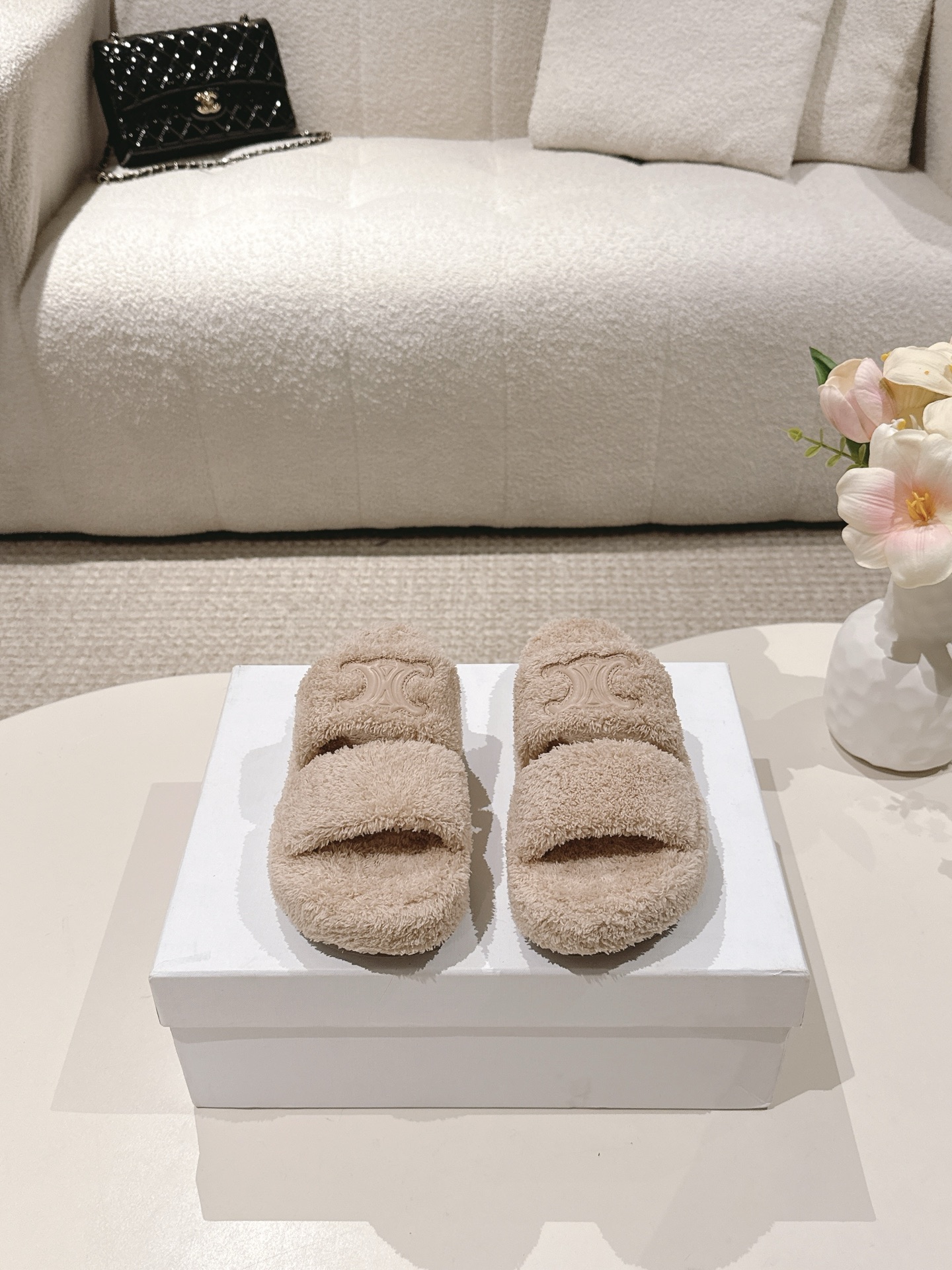 NO:490006,CELINE 25/ Autumn and winter new products, wool slippers, this season's Celine made me love it again!  There are too many beautiful shoes in this season. This wool drag really makes me unable to extricate myself. It's so cute. The furry wool is made of European imported A-grade wool. We are the same as the original. All of them use pure wool and don't have any artificial wool!  We chose the same TPU material as the original version, upper wool, inner wool, outsole rubber sole, Size#35-40 (40 custom-made, non-returnable), fur shoes, celine, celine, slippers19860909CELINE/塞琳 25/ 秋冬新品 一脚蹬羊毛拖鞋 这一季的赛琳又让我重新爱了它一次！ 这季节美鞋太多这款毛拖真的是让我无法自拔真太可爱了～ 毛茸茸的羊毛是选用欧洲进口A级羊毛 我们做到与原版一致满鞋 全部采用纯羊毛一点人造毛的成分都没有！大底我们选用的是与原版一样的TPU材质 鞋面羊毛 内里羊毛 大底橡胶底 Size#35-40（40定制不退换）,毛毛鞋拖鞋,celine,celine,slippers,Women's Shoes