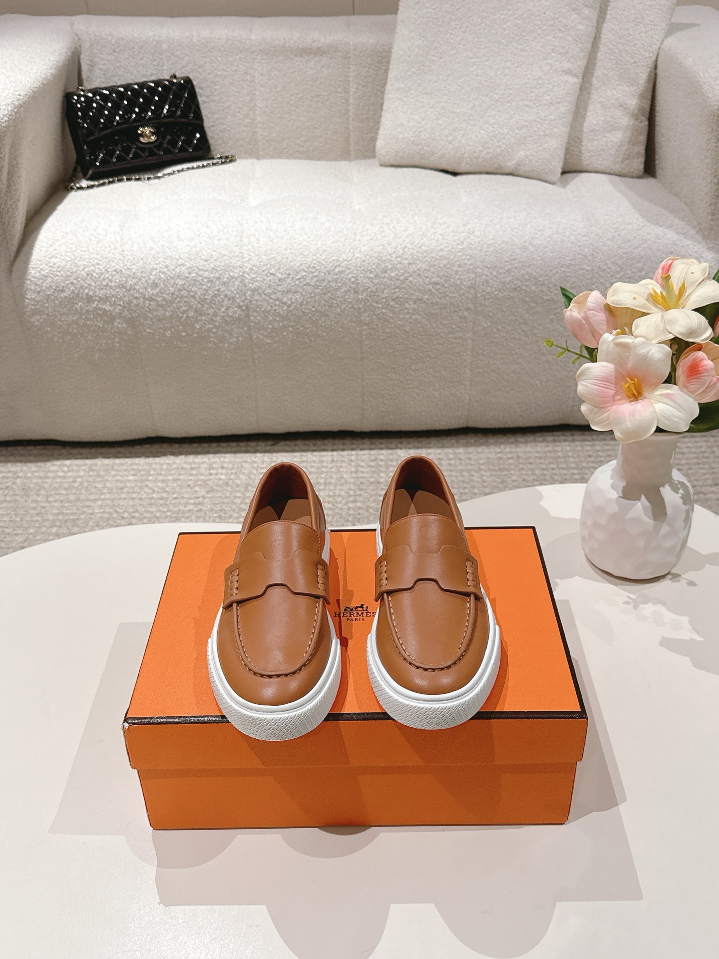 NO:489997,Couple leather men #top version HERMES Hermes 25/ Latest Julian series Couple style loafers Original purchase and development Make goods Welcome to compare details Main recommendation model Fast shipping speed This Julian series calfskin and suede goatskin lace-up sneakers are decorated with the iconic 'H' details. The design is simple and smooth, creating a fashionable urban style, comfortable and versatile H family classic and out of style, exquisite packaging for delivery counter Fabric original custom imported top layer cowhide/cow velvet imported soft sheepskin sole original mold opening and anti-slip TPU material Size: #women 35-40 men's model 39-46 (45.46 customization), loafers, hermes, hermes, loafers, sneakers, cowhide, sheepskin, chamois  leather19860909情侣款皮面 男 #顶级版本 HERMES爱马仕 25/ 最新 Julian 系列 情侣款 乐福鞋 原版购入开发 做货 欢迎对比细节 主推款 出货速度快 这款Julian系列小牛皮和麂皮山羊皮免系带运动鞋,饰有标志性“H”细节.设计简约流畅,打造时尚都市造型 舒适百搭 H家经典不过时 ,配送专柜精美包装 面料原版定制进口头层牛皮/牛绒 内里进口柔软羊皮 鞋底原版开模防滑TPU材质 Size:#女35-40男款39-46（45.46定制）,乐福鞋,hermes,hermes,loafers,sneakers,cowhide,sheepskin,chamois leather,Women's Shoes