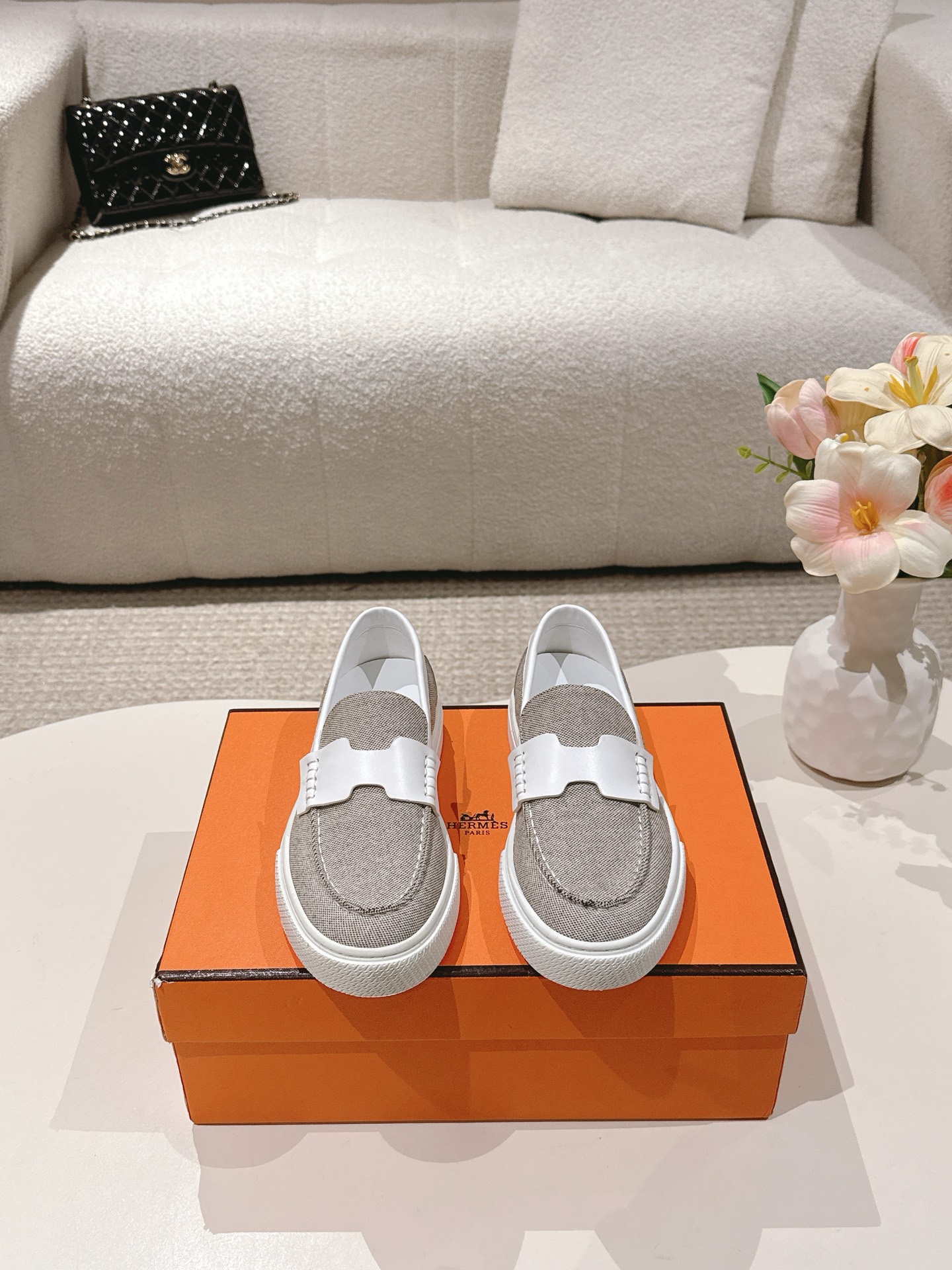 NO:489988,Couple style men's cloth face #top version HERMES 25/ Latest Julian series Couple style loafers original purchase and development Make goods Welcome to compare details Main recommendation model Fast shipping speed This Julian series calfskin and suede goatskin lace-up sneakers are decorated with the iconic 'H' details. The design is simple and smooth, creating a fashionable urban look, comfortable and versatile H family classic and out of style, exquisite packaging for delivery counter Fabric original custom imported top layer cowhide/cow velvet imported soft sheepskin sole original mold opening and anti-slip TPU material Size: #women 35-40 men's model 39-46 (45.46 customization), loafers, hermes, hermes, loafers, sneakers, cowhide, sheepskin, chamois  leather19860909情侣款布面男 #顶级版本 HERMES爱马仕 25/ 最新 Julian 系列 情侣款 乐福鞋 原版购入开发 做货 欢迎对比细节 主推款 出货速度快 这款Julian系列小牛皮和麂皮山羊皮免系带运动鞋,饰有标志性“H”细节.设计简约流畅,打造时尚都市造型 舒适百搭 H家经典不过时 ,配送专柜精美包装 面料原版定制进口头层牛皮/牛绒 内里进口柔软羊皮 鞋底原版开模防滑TPU材质 Size:#女35-40男款39-46（45.46定制）,乐福鞋,hermes,hermes,loafers,sneakers,cowhide,sheepskin,chamois leather,Women's Shoes