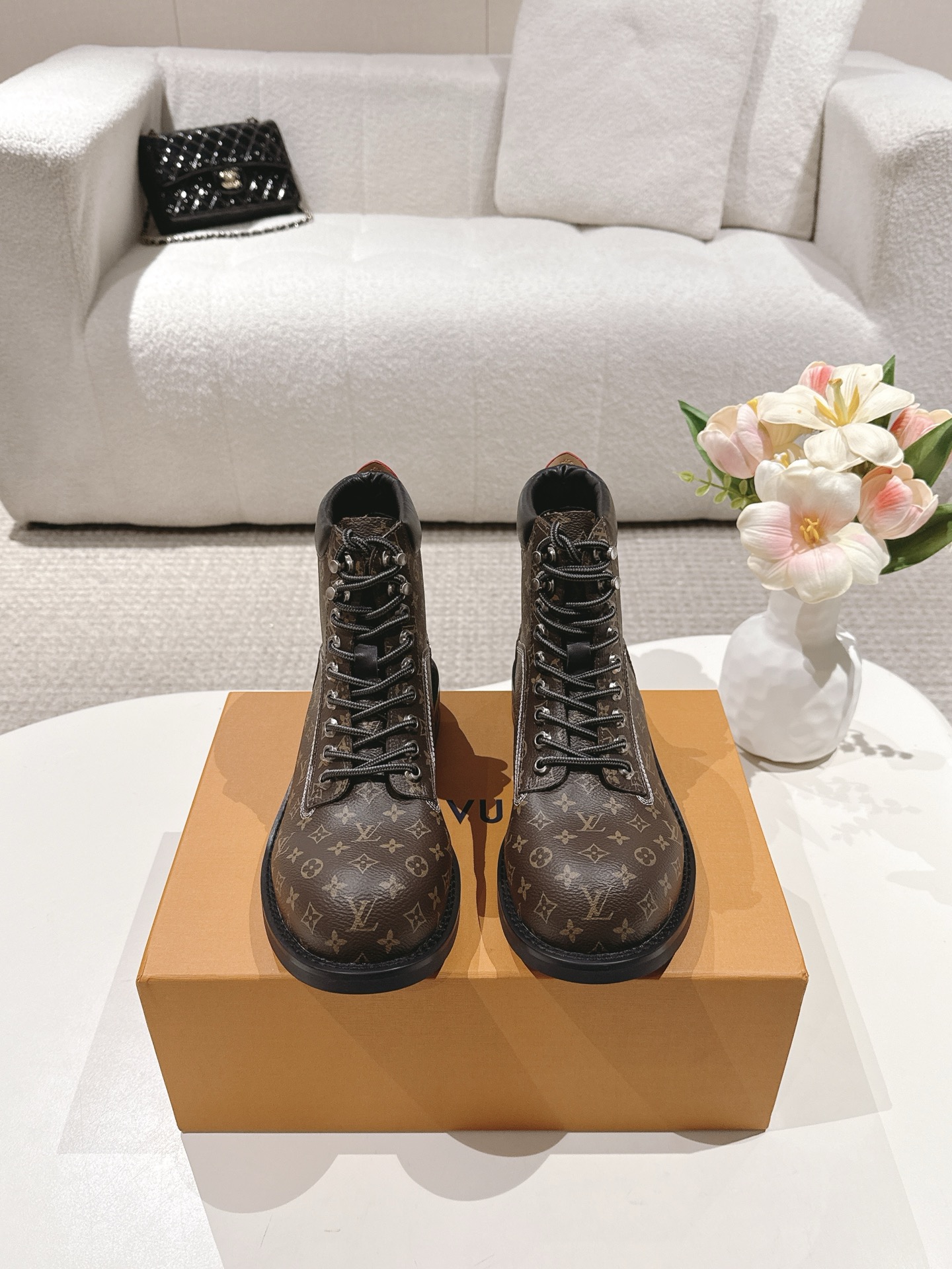 NO:497680,Couple model LOUIS VUITTON 25ss LV donkey brand new thick-soled lace-up men and women's same big-toe shoes short boots Martin boots last versatile slim feet yyds. The shape is three-dimensional and full, the temperament is full of comfort on the feet. Very retro style and full of aura. The original presbyopia design style is very classic. The details are perfect. The upper is imported top layer cowhide. The inner imported cowhide is large-soled. The original mold-opening and anti-slip sole. Size: Women 35-40 men 40-46 (Female 40. Men 45.46 customized for non-return and exchange), boots, louis vuitton, louis vuitton, louis vuitton, boots, cowhide19860909情侣款  LOUIS VUITTON 25ss LV驴牌新款厚底系带男女同款大头鞋短靴马丁靴 楦型百搭瘦脚yyds.造型立体饱满,气质满满 上脚舒适 非常复古风、气场十足,加原版老花设计风格非常经典 细节完美 鞋面原版进口头层牛皮 内里进口牛皮 大底原版开模防滑大底 Size: 女35-40男40-46（女40.男45.46订做不退换）,靴子,louis vuitton,louis vuitton,louis vuitton,boots,cowhide,Women's Shoes