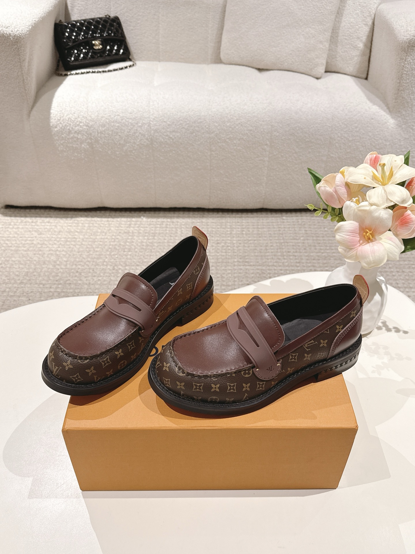 NO:497672,Couple model LOUIS VUITTON ss25 LV donkey brand new thick-soled big-toe shoes couple casual shoes loafers This style of loafers is cut out with a light and comfortable shoe body. Thick EVA outsole is decorated with eye-catching ridges, and the trendy posture is both rigid and soft to make a daily choice. Upper imported toe layer cowhide inner cowhide original open mold non-slip sole Size: Women's size 25-40/men's size 40-46 (women's 40. men's 45.46 custom-made non-return), louis vuitton, louis vuitton, louis vuitton, louis vuitton, loafers, cowhide19860909情侣款   LOUIS VUITTON ss25 LV驴牌新款厚底大头鞋情侣休闲鞋乐福鞋 本款 乐福鞋以头层小牛皮革裁出轻盈舒适鞋身.厚实 EVA外底点缀醒目凸纹,亦刚亦柔的潮流姿态成就日常佳选. 鞋面进口头层牛皮 内里牛皮 大底原版开模防滑大底 码数: 女码25-40/男码40-46（女40.男45.46订做不退换）,乐福鞋,louis vuitton,louis vuitton,louis vuitton,loafers,cowhide,Women's Shoes