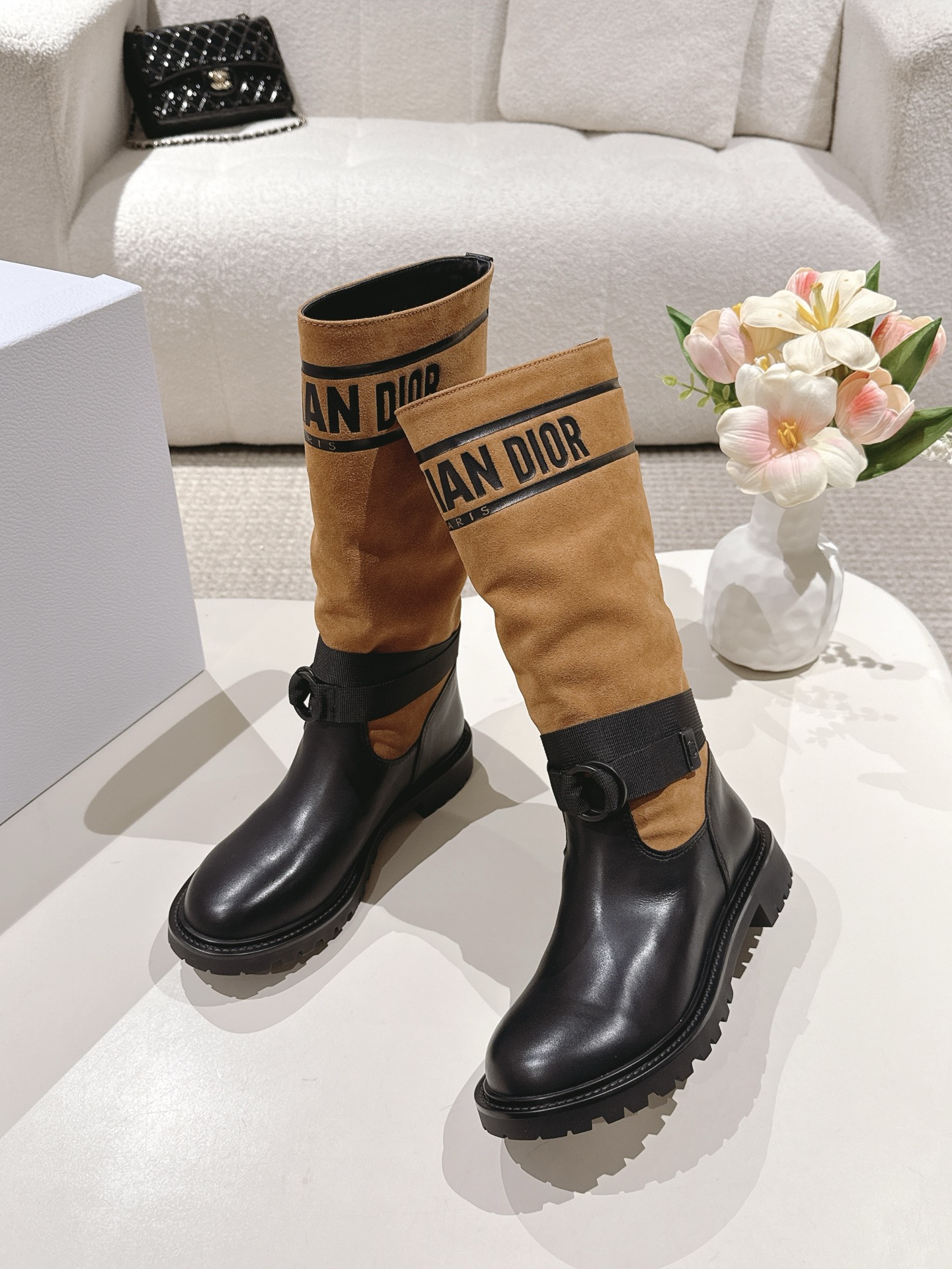 NO:497659,Pili Mauri Dior* Djia F019 2025ss catwalk workwear mid-tube boots Xiaohongshu hits, favorites of major celebrities ~ The upper is made of original cowhide, original customized boots, the inner foot pad is made of original imported cowhide Original open molded sole Size35-39 40.41.42 order, boots, dior, dior, boots, cowhide19860909皮里  毛里 Dior* D家F019 2025ss走秀款工装中筒靴 小红书爆款,各大明星网红的最爱～ 鞋面采用原版牛皮,原版定制靴筒 内里垫脚采用原版进口牛皮 原版开模大底 Size35-39 40.41.42订,靴子,dior,dior,boots,cowhide,Women's Shoes
