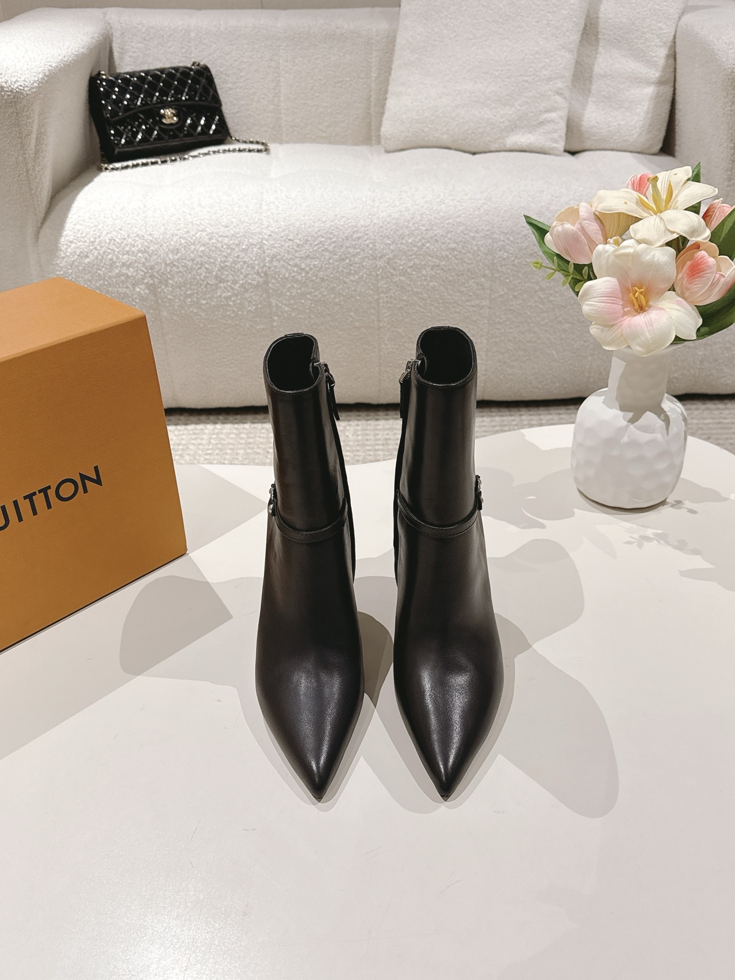 NO:511995,LOUIS VUITTON 25ss LV donkey brand new pointed toe slim heel Martin boots, versatile last yyds. The shape is three-dimensional and full, the temperament is full of temperament, comfortable on the feet, very retro style, full of aura, the original presbyopia design style is very classic, the details are perfect, the upper is imported top layer cowhide, the inner imported cowhide, the sole genuine leather sole Size: 35-40 (40.41 custom made without return), boots, louis vuitton, louis vuitton, louis vuitton, boots, cowhide, Leather soles19860909LOUIS VUITTON 25ss LV驴牌新款尖头细跟马丁靴短靴 楦型百搭瘦脚yyds.造型立体饱满,气质满满 上脚舒适 非常复古风、气场十足,加原版老花设计风格非常经典 细节完美 鞋面原版进口头层牛皮 内里进口牛皮 大底真皮大底 Size: 35-40（40.41订做不退换）,靴子,louis vuitton,louis vuitton,louis vuitton,boots,cowhide,Leather soles,Women's Shoes