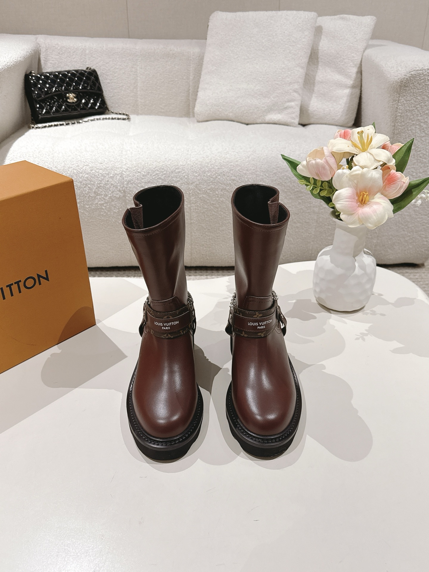 NO:511990,LOUIS VUITTON 25ss LV donkey brand new British style handsome Martin boots short boots with versatile last yyds. The shape is three-dimensional and full, the temperament is full of temperament, and the foot is comfortable. It is very retro style and full of aura. The original presbyopia design style is very classic. The details are perfect. The upper is imported top layer cowhide. The inner imported cowhide is large-sole. The original mold-opening and anti-slip sole. Size: 35-40 (40.41 custom made without return). Boots, louis vuitton, louis vuitton, louis vuitton, boots, cowhide19860909LOUIS VUITTON 25ss LV驴牌新款英伦风帅气马丁靴短靴 楦型百搭瘦脚yyds.造型立体饱满,气质满满 上脚舒适 非常复古风、气场十足,加原版老花设计风格非常经典 细节完美 鞋面原版进口头层牛皮 内里进口牛皮 大底原版开模防滑大底 Size: 35-40（40.41订做不退换）,靴子,louis vuitton,louis vuitton,louis vuitton,boots,cowhide,Women's Shoes