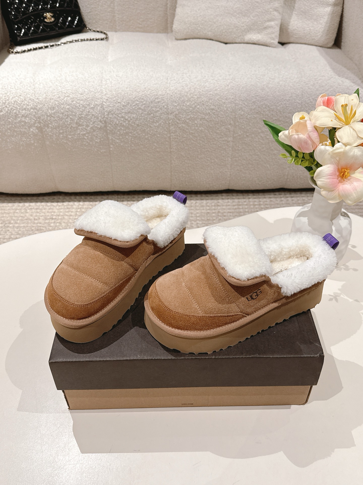 NO:511955,UGG Winter F027 2025ss new fashionable thick sole wool shoes and snow boots, using A-class Longfeng fur integrated, the overall shoes are very beautiful. Half of the fashion circle is calling it'' This sentence is not an exaggeration. Its shoe shape is more inclined to be half-supported and pedaled, which is convenient and comfortable to put on and take off, which is the favorite of many lazy cancer stars. Imported high mercerized reverse velvet leather with inner lamb wool, large sole original open molded sole size35~39 (40 custom made without return or exchange), semi-dragged fur shoes, boots19860909UGG冬季F027 2025ss新款时尚厚底一脚蹬羊毛鞋雪地靴 采用A级隆丰皮毛一体 整体鞋子非常漂亮.半个时尚圈都在为它打call'”这句话一点也不夸张.它的鞋型更倾向于半托一脚蹬,穿脱方便舒适,是很多懒癌星人的心头好. 鞋面进口高丝光反绒皮 内里进口羊羔毛 大底原版开模大底 size35～39 (40订做不退换),半拖毛毛鞋,boots,Women's Shoes