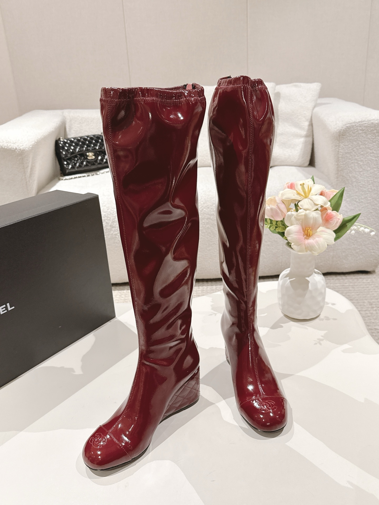 NO:511967,Chanel Chanel's latest autumn and winter 25B boots. Many celebrity fashion bloggers plant grass. The main colors are sweet colors. It hits my heart. This show of mesh boots is really not a heart-warming feeling when they are shown, but when I tried it on today, I got into the trap again. The white princess style of the mesh boots is also a series that cannot be missed in this season. The upper elastic sheepskin inner sheepskin lining heel height 7CM sole Italian leather sole size35-41 (40.41 custom-made without return and exchange), boots, chanel, chanel, boots, sheepskin, Leather soles19860909Chanel香奈儿最新秋冬款25B长靴 超多明星时尚博主种草 主打都是甜甜的颜色 直击我心 这秀款的网靴看秀是确实没心动的感觉,但今天试穿上 我又入坑了合网靴白色偏公主风～ 山茶花调节扣也是这季不能错过的系列 鞋面弹力羊皮 内里羊皮里 跟高7CM 鞋底意大利真皮大底 size35-41（40.41定制不退换）,靴子,chanel,chanel,boots,sheepskin,Leather soles,Women's Shoes