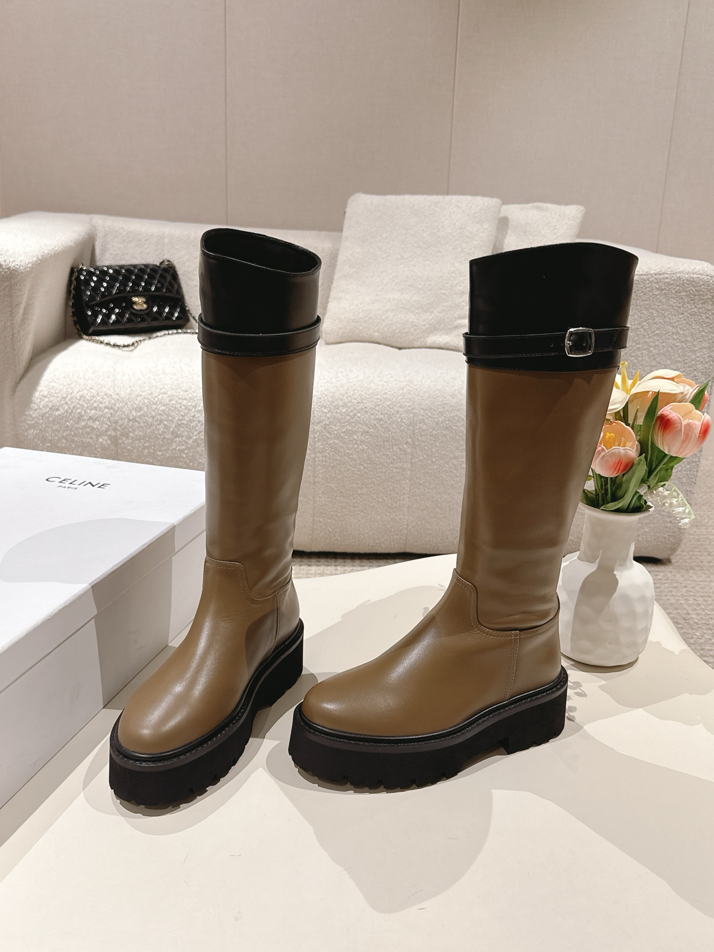 NO:511961,Celin CELINE new thick-soled knight boots!  , adjust the entire details of shoe lasts and leather materials, and achieve a qualitative leap, which can satisfy you who pursue perfect details!  Original cowhide material, consistent with the original, without stitching, original thick bottom, inner sheepskin!  Size:35-41 (customized for 40.41 code) Full set of sync gift boxes for counters!  ,boots,celine,boots,cowhide,sheepskin19860909塞林CELINE新款厚底骑士靴！,从鞋楦、皮料整个细节等方面调整,实现质的飞跃,可以满足追求细节完美的你！ 原版牛皮材质,与原版一致,无合缝线,原版厚底,内里羊皮！ Size:35-41（40.41码定做） 全套专柜同步礼盒包装！,靴子,celine,boots,cowhide,sheepskin,Women's Shoes