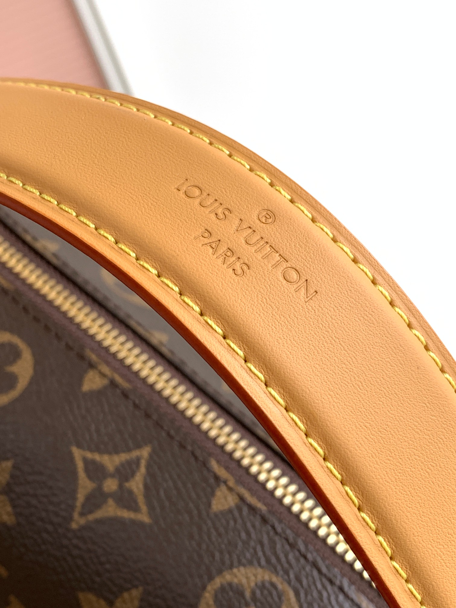 💰510
【163c01变码芯片】
M46358谷爱凌 顶级原单Pico Side Trunk 手袋融合 Monogram 帆布和皮革饰边,援引品牌经典硬箱的 S-lock 锁扣和金属包角,致意路易威登的旅行传承。手柄和可调节肩带均可拆卸,稳妥拉链完善功能细节。
尺寸14.0 x 21.0 x 6.5 厘米 (长 x 高 x 宽)
• Monogram 涂层帆布
• 牛皮革饰边
• 微纤维内衬
• 金属件
• 拉链开合配有 S-lock 锁扣
• 肩带:可拆卸,可调节
• 包带半长:51.0 厘米
• 包带半长可调至:61.0 厘米
• 手柄:单手柄,可拆卸
