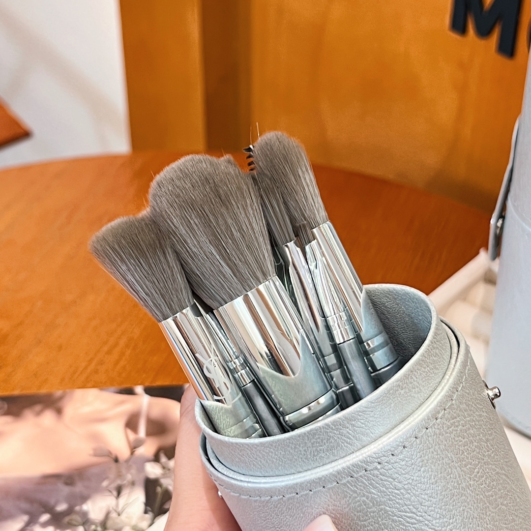 This professional-grade makeup brush set features resilient bristles - BeautyMakeUp 7