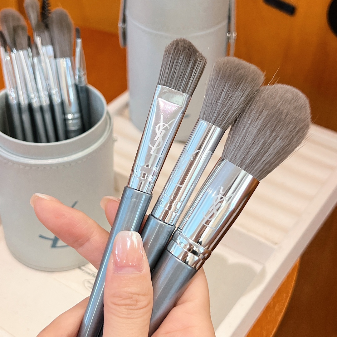 This professional-grade makeup brush set features resilient bristles - BeautyMakeUp 3