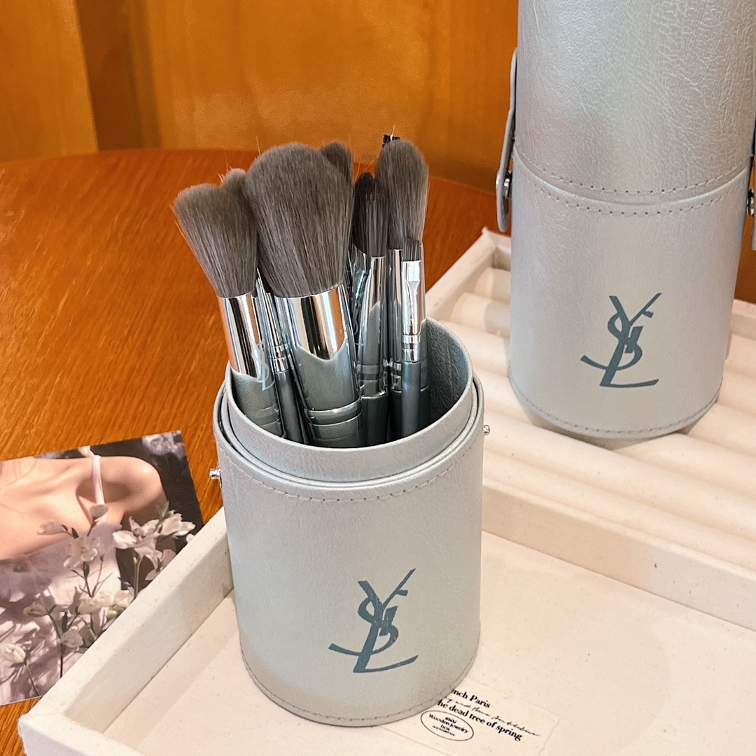 This professional-grade makeup brush set features resilient bristles - BeautyMakeUp 2