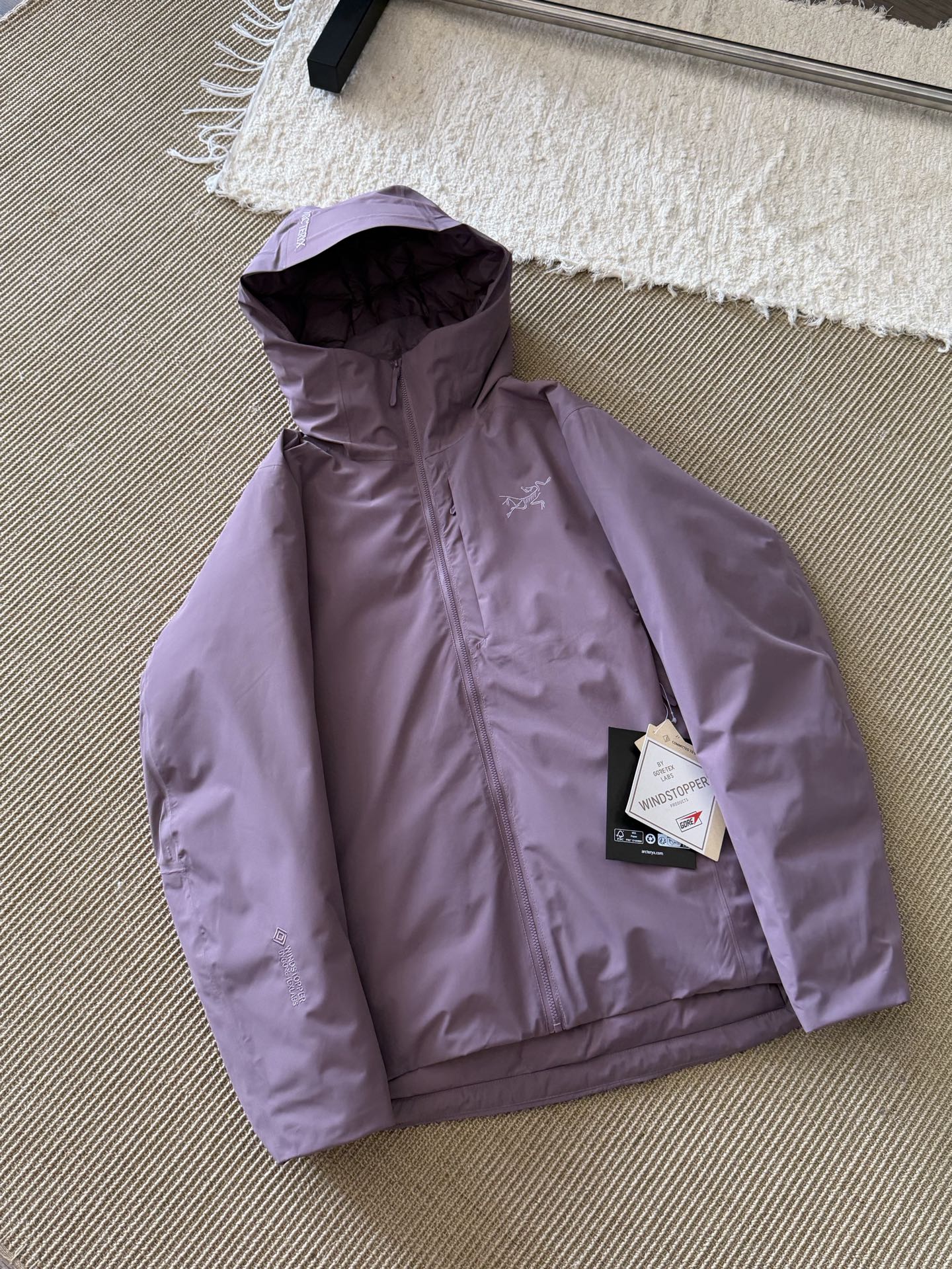 NO:594777,The new Arcteryx Solano Down Hoody hooded warm down jacket soft shell jacket for men and women is available in the store. Fabric + Features: It is filled with 750 fill power goose down, which can provide good comfort even when the cold is raging. The breathable GORE-TEX fabric can shield the invasion of wind, rain and snow.  Low temperature, cold wind, and light snowfall. The hoody is warm, windproof and rainproof, allowing you to enjoy a whole day of outdoor life. The sleeves are made of PFAS-free GORE-TEX fabric, which can resist wind and rain. The lower back and armpits are made of lightweight elastic soft shell, which is more ventilated and breathable. 750 fill power gray goose down protects the core warmth. The precision logo embroidery on the chest and hat is from Tajima machine imported from Japan. The workmanship is very exquisite. The inside is full of velvet and the surface is stitched.  No water leakage, no water leakage, customized for customers. There is a large pocket on the right side for storage, and a zipper pocket on the left. Adjustable buckles at the hem and hood, windproof and warm, free to adjust the comfort. Nylon fabric, spliced knitted fabric under the armpits, windproof and waterproof performance has been completely improved. It prevents the cold wind from outside from invading the inside at all. It is beyond the previous waterproof effect. Rain and snow are attached to the surface of the clothes for a long time, and there will be no problem of penetrating into the inside. Functional multi-pocket design  It is more convenient to carry items when traveling. All pockets are closed with zippers. Fully customized Ykk laminated edges. Durable and will not cause tearing due to excessive force. High-end embroidery of the bone bird LOGO on the chest with craftsmanship. Precise stitching. Smooth and clear lines. No skipping stitches, confusion and other defects. Eye-catching and classy. Symbolizes the top outdoor brand image. There is a hidden pocket decoration on the left chest. It is more worry-free to store valuables. Washing method is not washable, not machine washable, dry cleanable. Color: Black Stratus Blue  Secret Gray Interstellar Purple Retro Green Size XS S M L  & coats,down jacket,hats,alexander wang19860909放店新款 Arcteryx始祖鸟索拉诺 Solano Down Hoody 连帽保暖羽绒服软壳外套男女款 面料+特点 采用750蓬松度鹅绒填充,在严寒肆虐之时也可提供良好的舒适性, 透气 GORE-TEX 面料可遮蔽风、雨、雪的侵袭. 低温、寒风、轻度降雪.连帽衣锁温保暖、防风防雨,让你享受一整天的户外生活.袖子采用不含PFAS的GORE-TEX面料,可以抵御风雨.下背部和腋下采用轻量的弹力软壳,更加通风透气.750蓬松度灰鹅绒守护核心温暖.  胸前和帽子精密logo刺绣来自日本进口田岛机器 做工非常精致 内里充绒饱满,表层走针 丝毫不渗水 不漏水 客供定制专属 内侧右边有一个大口袋可收纳,左边有一个拉链口袋. 下摆、兜帽多处可调节扣绳,防风保暖,自由调整舒适度 锦纶面料,腋下拼接针织面料,防风 防水性能得到全新的提升 让外部寒风低温 入侵不到内部丝毫 超脱以往的防水效果 雨雪长时间附于衣服表层,也不会有任何往内部渗透问题 功能性多口袋设计 出行携带物品更加方便 全身口袋都采用拉链闭合方式 全定制Ykk 压胶走边 耐用且不会有用力过度 出现撕裂现象 工艺胸前高端刺绣化骨鸟LOGO 走针精密 线条流畅清晰 没有跳针 错乱等瑕疵 醒目有档次 象征顶级户外品牌形象 左侧胸前有一个隐藏式口袋装饰 存放贵重物品更加省心 洗涤方式不可水洗 不可机洗 可干洗 颜色黑色 层云蓝 隐秘灰 星际紫 复古绿 码数XS S M L XL XXL 衣长67 69 71 73 75 77 胸围114 118 122 126 130 134 肩宽45 46 47 48 49 50 袖长62 63 64 65 66 67,arc'teryx,jackets & coats,down jacket,hats,alexander wang,Men's clothing