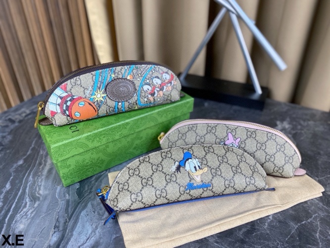 Gucci Disney Donald Duck Daisy Print Pencils Case Cosmetic Pouch 1 Gucci Disney Donald Duck Daisy Print Pencils Case Cosmetic Pouch