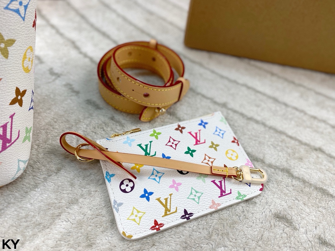💰255  全套包装🎁

LV白三彩的设计简直美到犯规 底色清新又干净，搭配上彩色的Monogram图案，复古又不失时尚感。每一个图案都像是在诉说着LV的历史和故事，独特又迷人。而且它不像经典老花那么常见，背出去超有辨识度，回头率爆表些~Ollie BB大小刚刚好，日常出门需要带的东西都能轻松装下 无论是搭配休闲装，还是小裙子，都能轻松驾驭，风格百搭到不行!尺寸：底17*高18*宽12