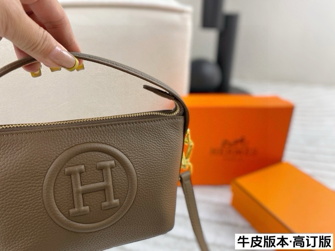 ❤️460包邮/原单代购级别
配盒🎁(高订版)

爱马仕Hermes 新款饭盒包
配有长肩带 可斜挎可手提
整体上手非常轻便~
优雅贵气 高级感并存
颜值爆表很好搭配！
尺寸：18*12