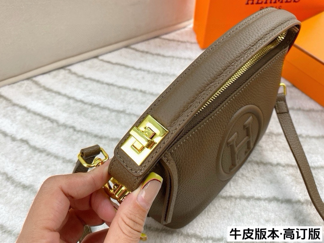 ❤️460包邮/原单代购级别
配盒🎁(高订版)

爱马仕Hermes 新款饭盒包
配有长肩带 可斜挎可手提
整体上手非常轻便~
优雅贵气 高级感并存
颜值爆表很好搭配！
尺寸：18*12