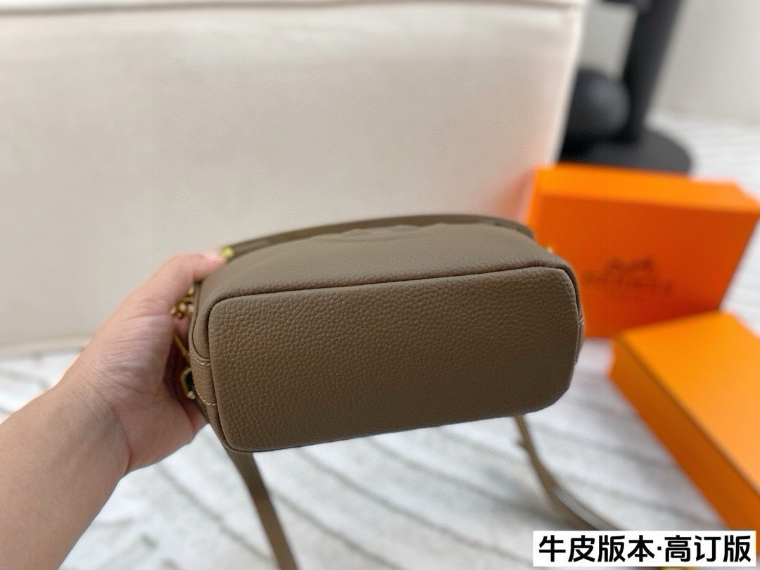 ❤️460包邮/原单代购级别
配盒🎁(高订版)

爱马仕Hermes 新款饭盒包
配有长肩带 可斜挎可手提
整体上手非常轻便~
优雅贵气 高级感并存
颜值爆表很好搭配！
尺寸：18*12