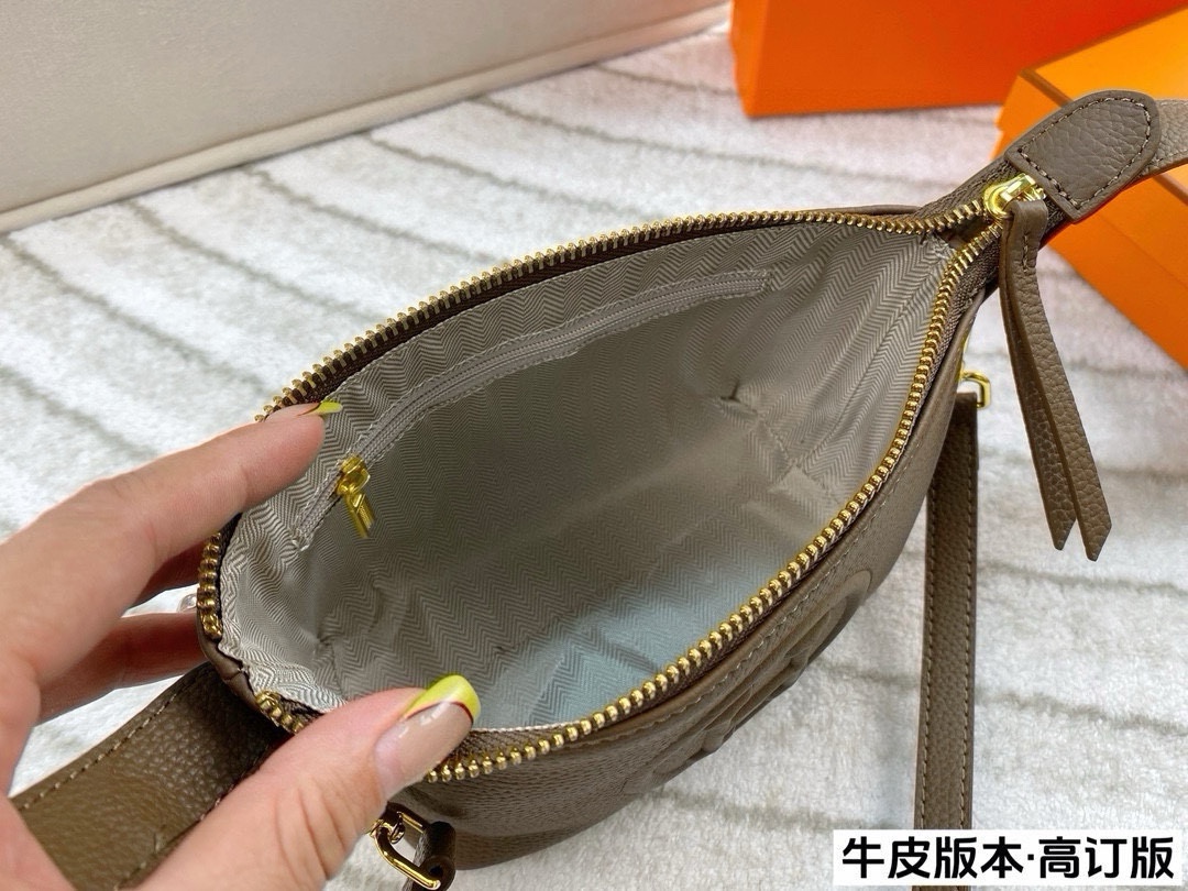 ❤️460包邮/原单代购级别
配盒🎁(高订版)

爱马仕Hermes 新款饭盒包
配有长肩带 可斜挎可手提
整体上手非常轻便~
优雅贵气 高级感并存
颜值爆表很好搭配！
尺寸：18*12