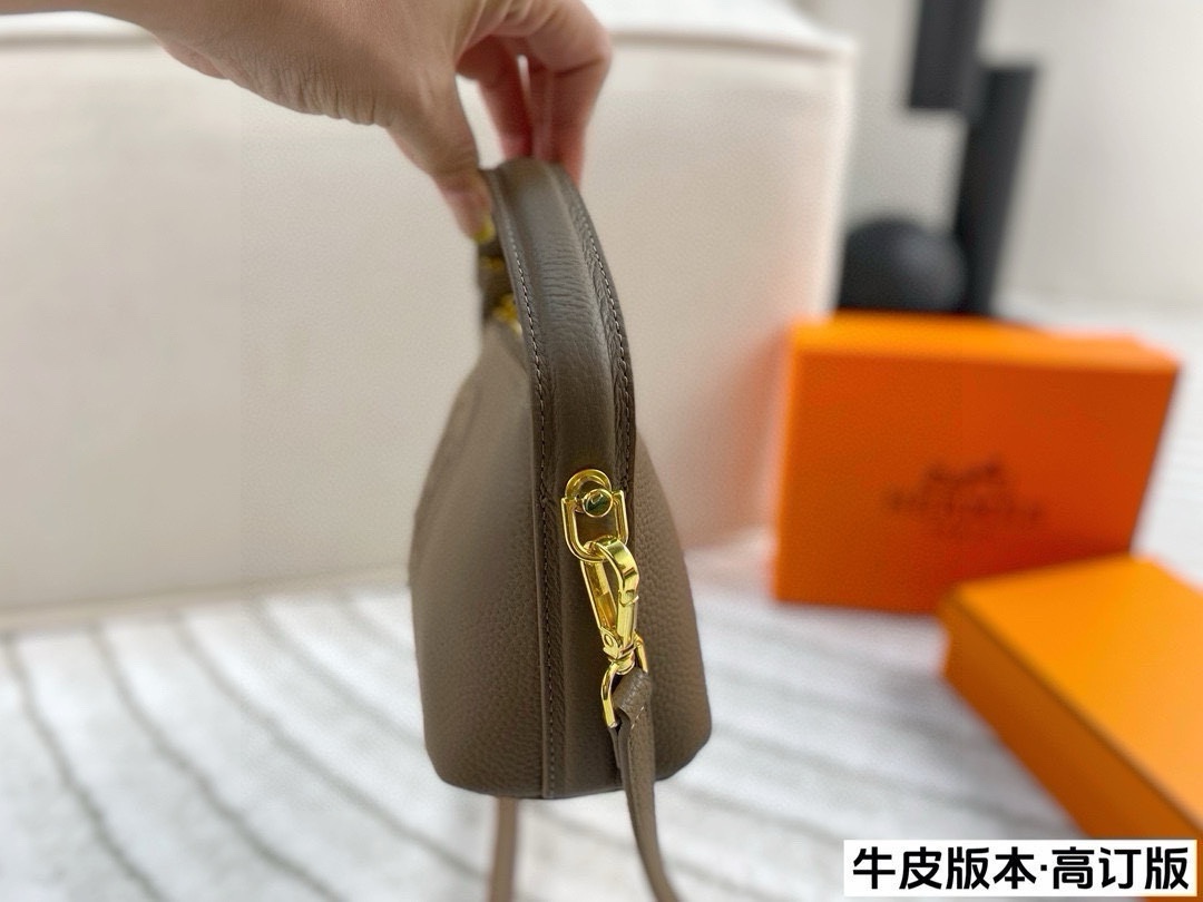 ❤️460包邮/原单代购级别
配盒🎁(高订版)

爱马仕Hermes 新款饭盒包
配有长肩带 可斜挎可手提
整体上手非常轻便~
优雅贵气 高级感并存
颜值爆表很好搭配！
尺寸：18*12