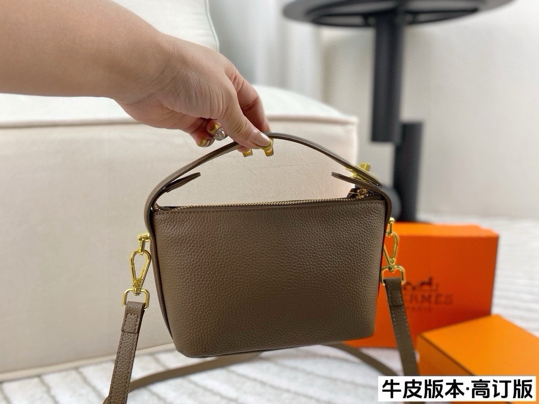 ❤️460包邮/原单代购级别
配盒🎁(高订版)

爱马仕Hermes 新款饭盒包
配有长肩带 可斜挎可手提
整体上手非常轻便~
优雅贵气 高级感并存
颜值爆表很好搭配！
尺寸：18*12