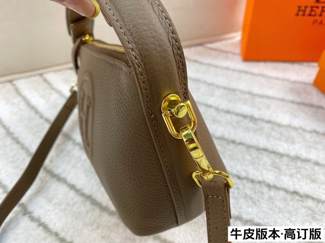 ❤️460包邮/原单代购级别
配盒🎁(高订版)

爱马仕Hermes 新款饭盒包
配有长肩带 可斜挎可手提
整体上手非常轻便~
优雅贵气 高级感并存
颜值爆表很好搭配！
尺寸：18*12