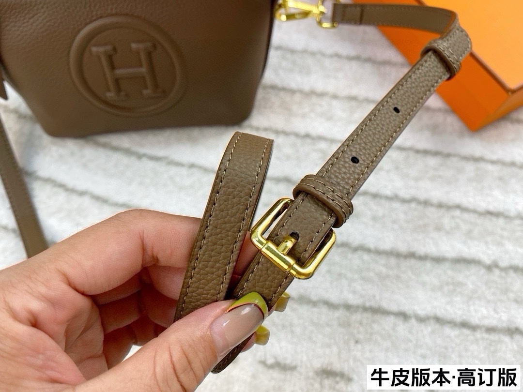 ❤️460包邮/原单代购级别
配盒🎁(高订版)

爱马仕Hermes 新款饭盒包
配有长肩带 可斜挎可手提
整体上手非常轻便~
优雅贵气 高级感并存
颜值爆表很好搭配！
尺寸：18*12