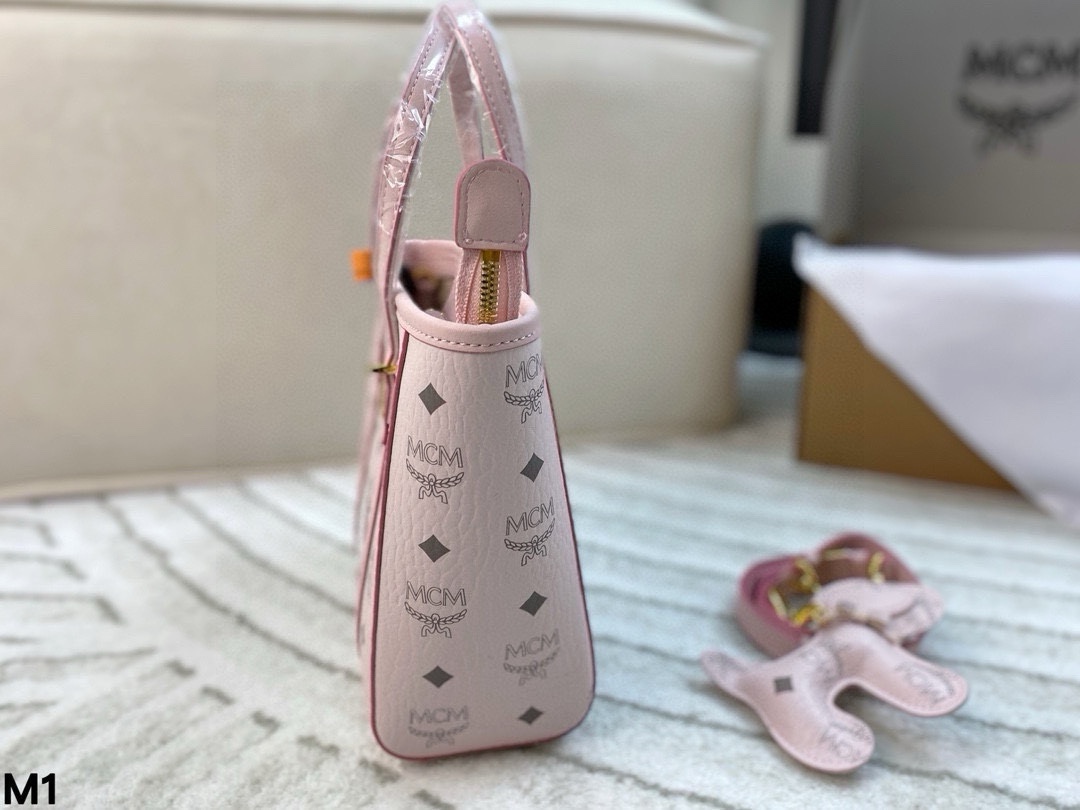 ❤️460包邮/原单代购级别
配盒🎁

少女感十足的MCM，这次与Hello Kitty的联名 绝对是为了满足少女们的精神 这种颜色 这种搭配都太可爱咯～我们成年人一样也要可爱的过每一天！尺寸：19.5*19
