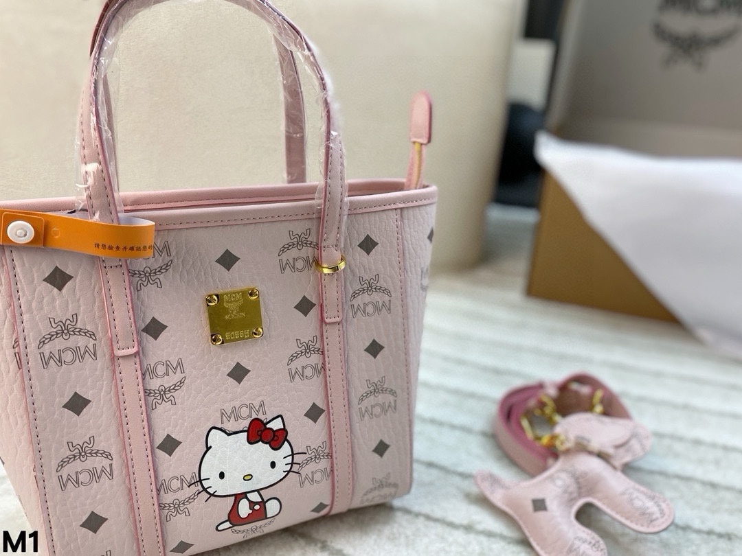 ❤️460包邮/原单代购级别
配盒🎁

少女感十足的MCM，这次与Hello Kitty的联名 绝对是为了满足少女们的精神 这种颜色 这种搭配都太可爱咯～我们成年人一样也要可爱的过每一天！尺寸：19.5*19