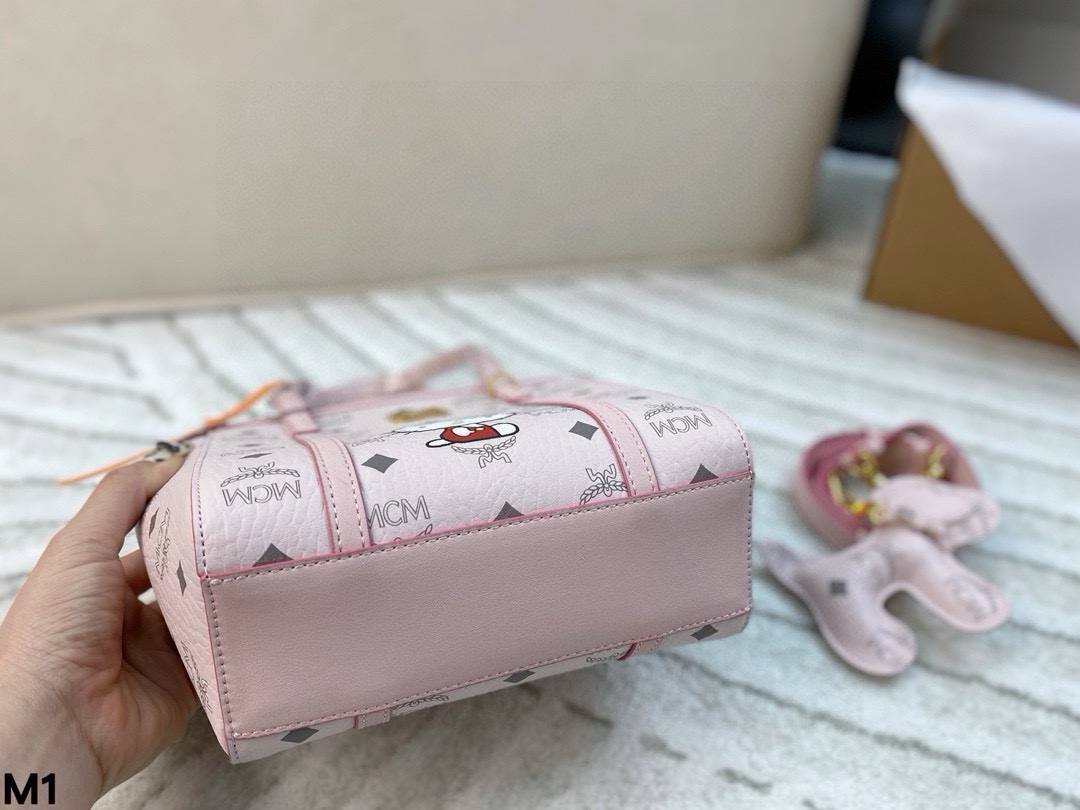 ❤️460包邮/原单代购级别
配盒🎁

少女感十足的MCM，这次与Hello Kitty的联名 绝对是为了满足少女们的精神 这种颜色 这种搭配都太可爱咯～我们成年人一样也要可爱的过每一天！尺寸：19.5*19