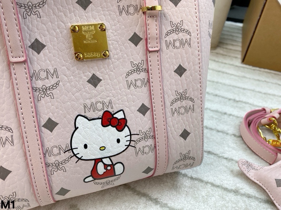 ❤️460包邮/原单代购级别
配盒🎁

少女感十足的MCM，这次与Hello Kitty的联名 绝对是为了满足少女们的精神 这种颜色 这种搭配都太可爱咯～我们成年人一样也要可爱的过每一天！尺寸：19.5*19