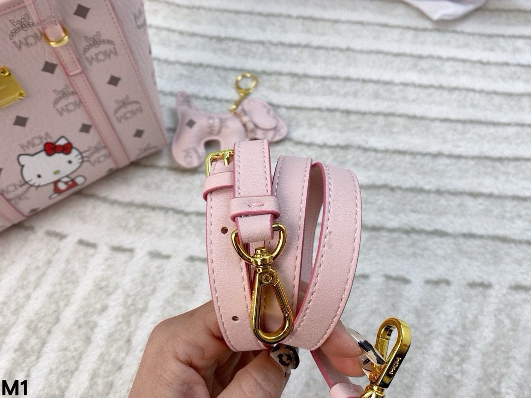 ❤️460包邮/原单代购级别
配盒🎁

少女感十足的MCM，这次与Hello Kitty的联名 绝对是为了满足少女们的精神 这种颜色 这种搭配都太可爱咯～我们成年人一样也要可爱的过每一天！尺寸：19.5*19