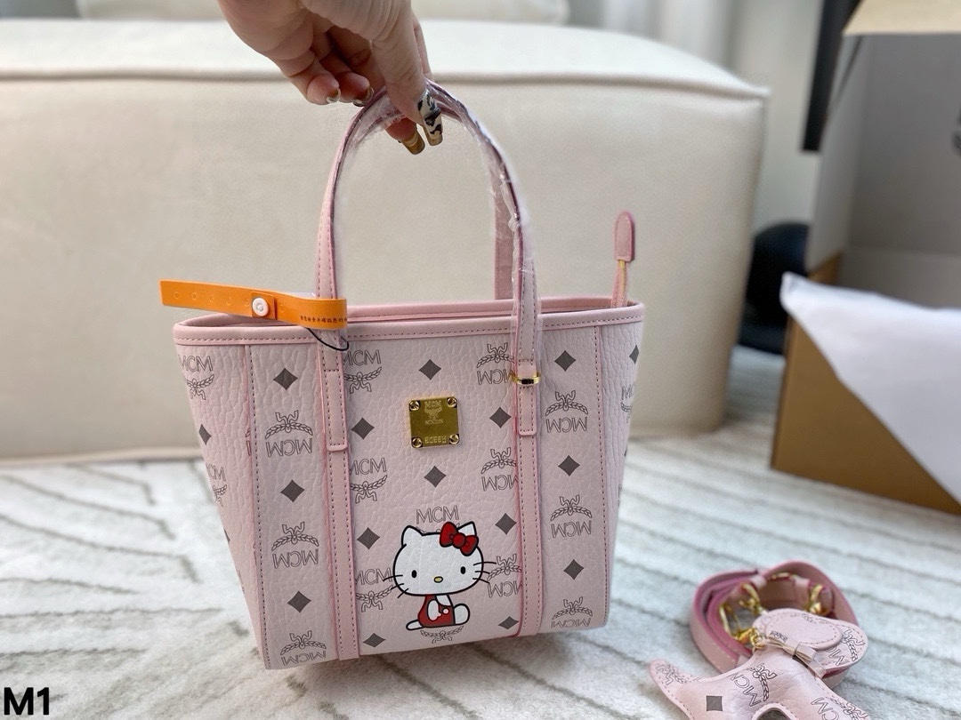 ❤️460包邮/原单代购级别
配盒🎁

少女感十足的MCM，这次与Hello Kitty的联名 绝对是为了满足少女们的精神 这种颜色 这种搭配都太可爱咯～我们成年人一样也要可爱的过每一天！尺寸：19.5*19