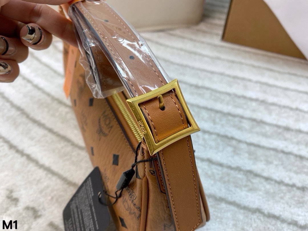 ❤️450包邮/原单代购级别
配盒🎁

MCM新款法棍包
外形非常纤细修长 设计巧妙的肩带 可随时将手袋在斜挎包和腋下包之前切换 一整个极简优雅风~尺寸：26*11
