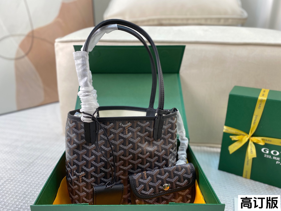 💰345 折叠盒🎁(高订版)
Goyard 戈雅 mini购物袋 绝绝子~配的零钱小包可以省去一个钱包的空间 无敌可爱了 质感也很好的 虽然包包是mini的 但其实很能装!尺寸:21*19