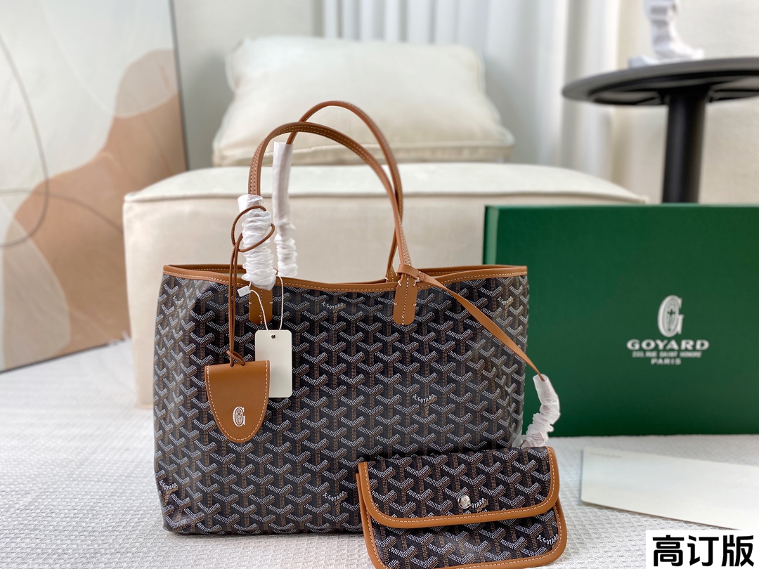折叠盒🎁(高订版) 戈雅Goyard tote最欣赏的包就是自重轻的 尤其是狗牙这种大包轻便 随型 能装 耐看 无论是上班通勤放笔记本电脑还是周末看展放上雨伞化妆品 任何时间任何地点都非常百搭 自带的慵懒感很绝~!尺寸:34*27