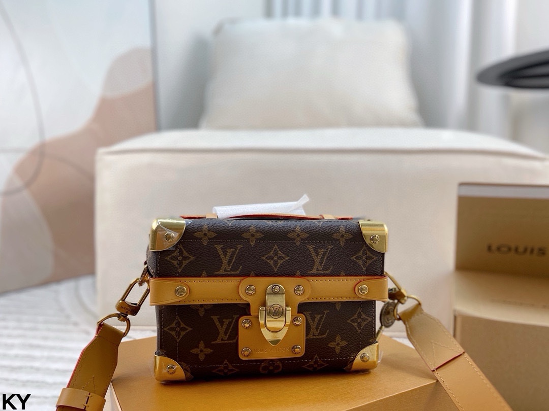 💰440       全套包装🎁

LV 新款 Soul Trunk手袋 酷飒风格十足 男女通用 这款 Soul Trunk模型由Monogram Ecli💰se帆布制成，是一款紧凑型单肩包。帆布的灵活性使其穿着特别适，并赋予其当前的外观。它具有加固的角落、皮革细节和磁性锁，是Soul Trunk系列的延续!尺寸：20*14