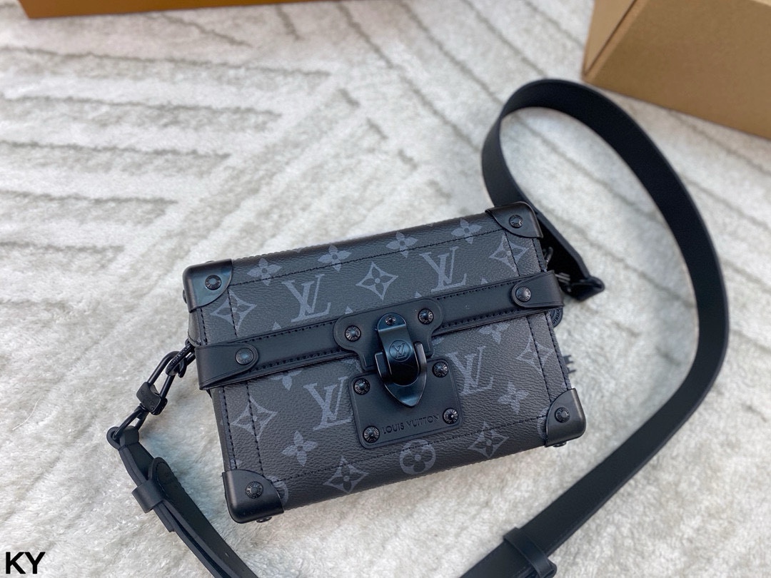 💰440       全套包装🎁

LV 新款 Soul Trunk手袋 酷飒风格十足 男女通用 这款 Soul Trunk模型由Monogram Ecli💰se帆布制成，是一款紧凑型单肩包。帆布的灵活性使其穿着特别适，并赋予其当前的外观。它具有加固的角落、皮革细节和磁性锁，是Soul Trunk系列的延续!尺寸：20*14