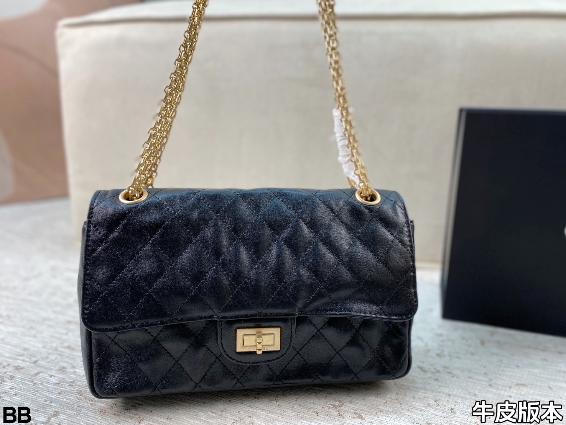 P435 Complete Package | | 2.55 Chanel's Legendary Work, Its Appearance Defines The Elegance Of Modern Women. The Unobtrusive Square Lock Logo Is More Low-key, The Length Of The Chain Is Very Friendly, And It Is Not Height-conscious. It Is Cool To Wear With Casual Clothes, And It Is Elegant When Paired With Dresses And Suits. It Is Not Only Practical, But Also A Symbol Of Fashion Size: 25 15 Cowhide Version