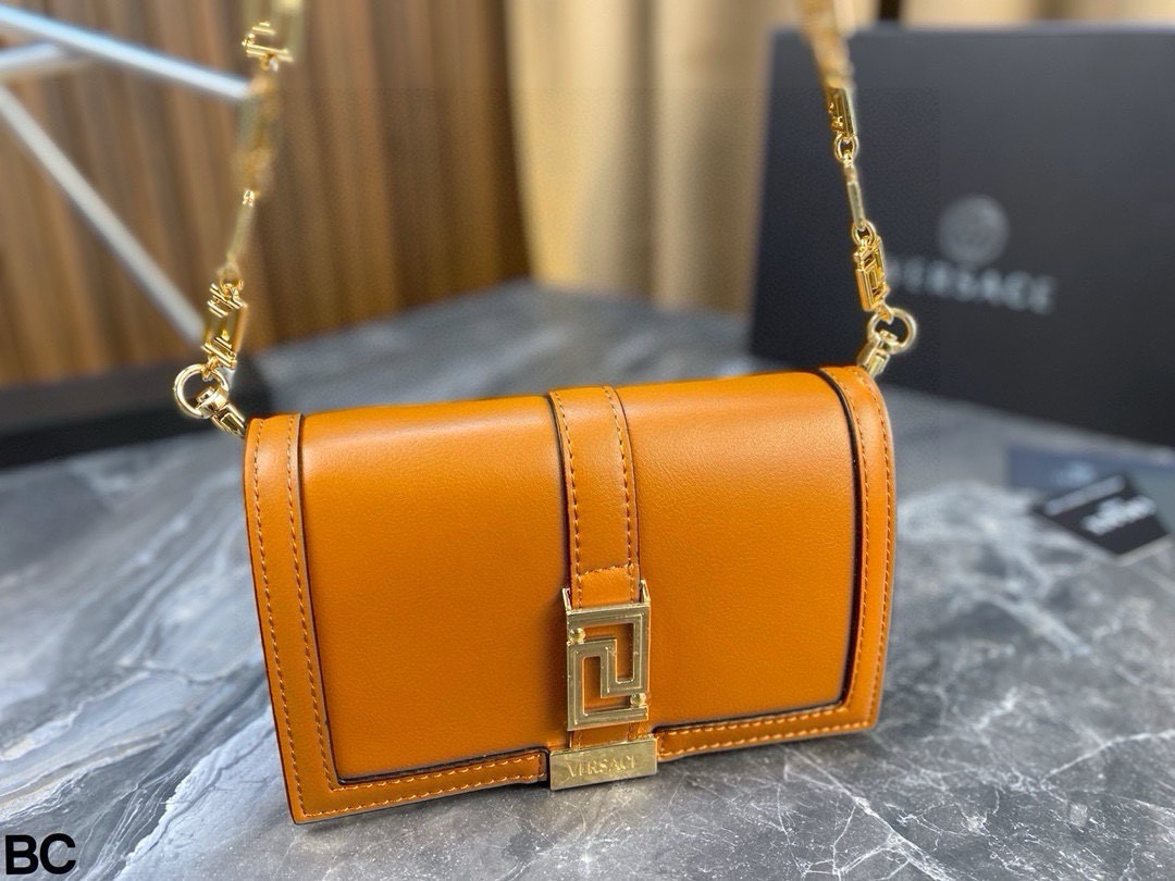 P240 Folding Box | | Versace Labyrinth Goddess Bag | The Chain Is Composed Of Greek Loop Patterns. It Has A Mysterious Temperament Of A Labyrinth When Paired With Gold. The Texture Is Invincible. It Is Small And Exquisite, And The Upper Body Is Full Of Goddess Style Size: 19 12