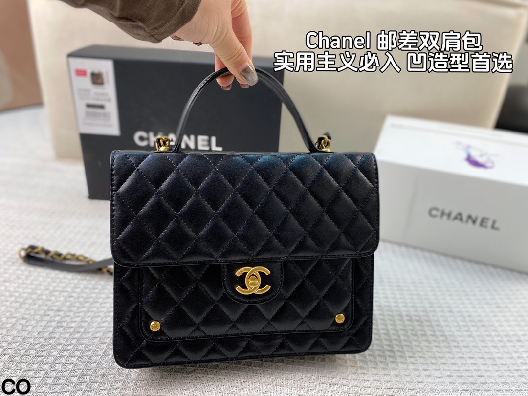 P323 全套包装 | | Chanel 邮差双肩背包 方方正正的Bag中古又学院 柔软的菱格纹碰上硬朗的柳钉 黑金配色又美又酷 柔软细腻的皮质 质感超在线 前置口袋、后置隔层 收纳空间大大提升 实用主义必入！尺寸：23 18