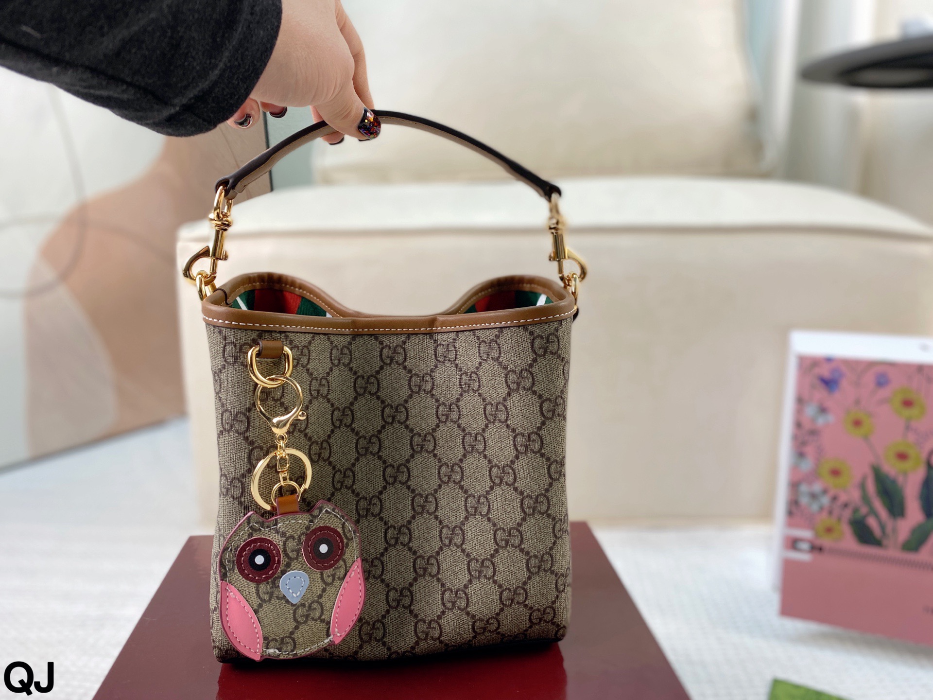 P270 No Box | | Gucci Emblem Mini Bucket Bag Is Very Exquisite And Versatile. It Can Be Carried By Hand Or Cross-body. It Is Definitely A Bag With High Usage Rate Dimensions: Bottom 18 Width 11 Height 18.5