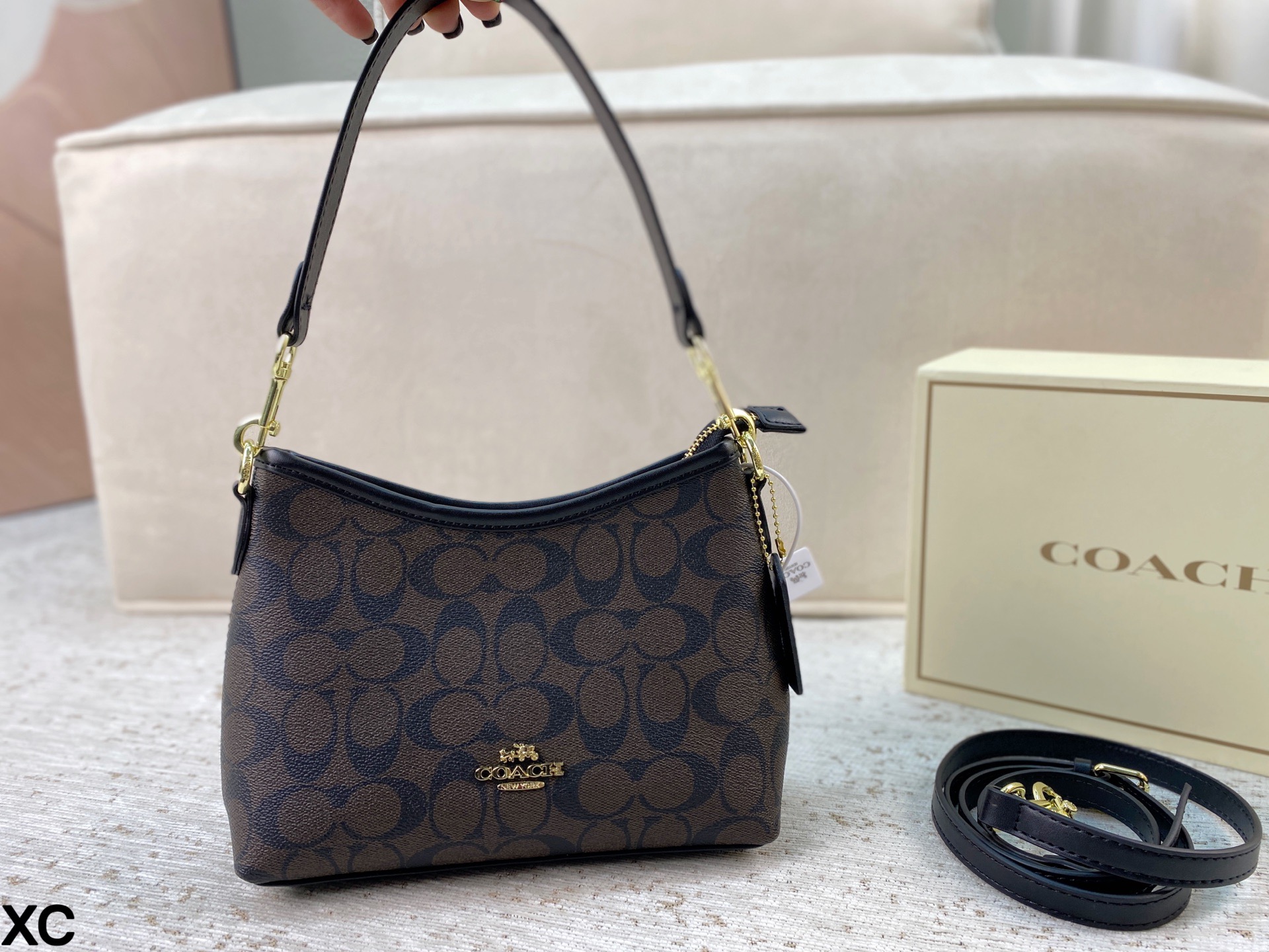 P180 Folding Box | | Coach Mini Hobo Bag Lightweight And Fashionable Casual And Good-looking For Daily Outings, It Should Also Look Great With A Small Skirt The Capacity Is No Problem For Mobile Phones, Lipsticks, Small Items, And It Is Very Practical Who Knows This Is The Destiny Bag Size: 21 17