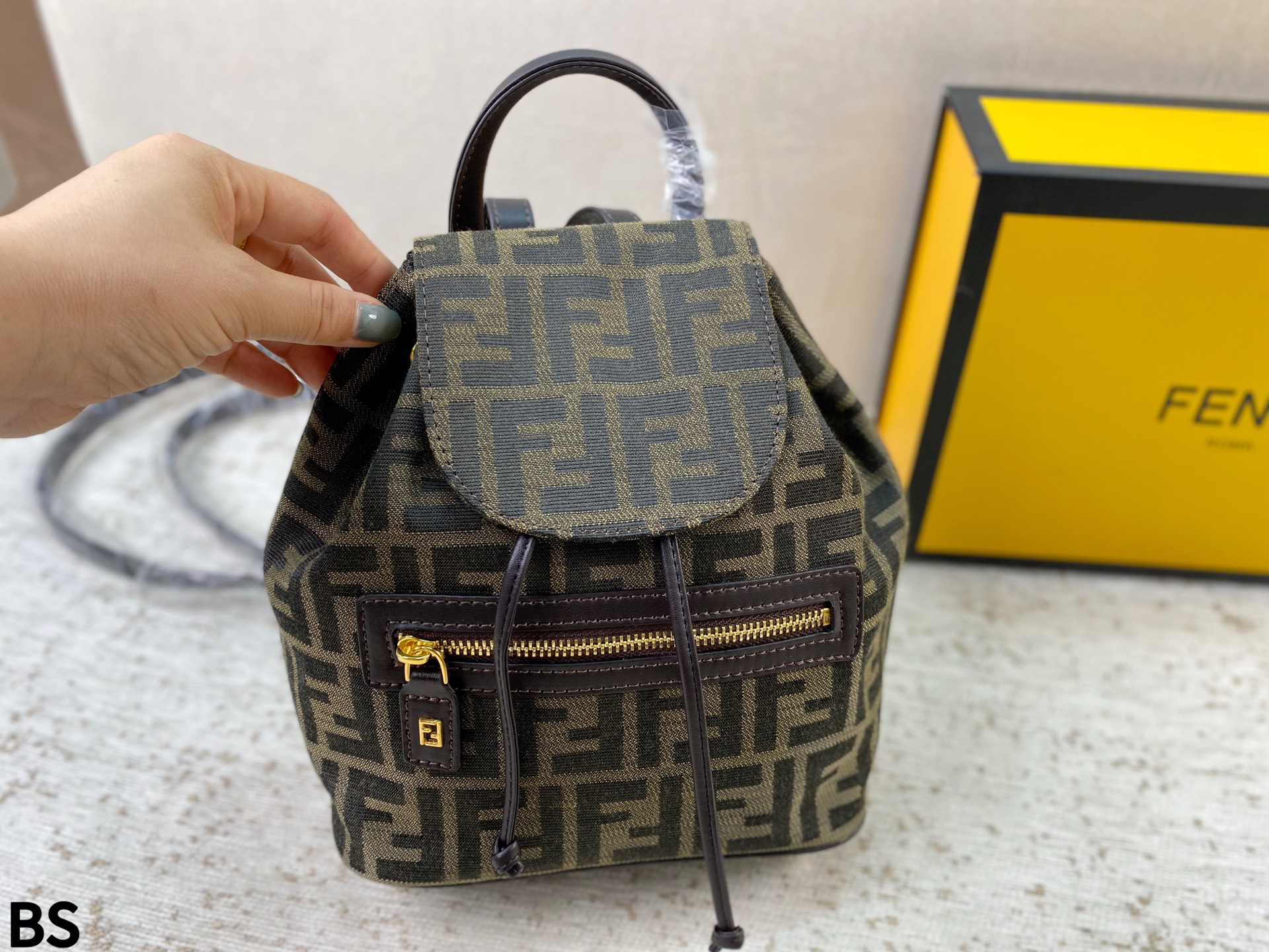 P225 Folding Box | | Fendi Vintage Mini Presbyopic Backpack, Small In Size And Large In Capacity, Exquisite, Versatile And Practical, A Cute And Fashionable Backpack, A Medieval Item Size: 21 23