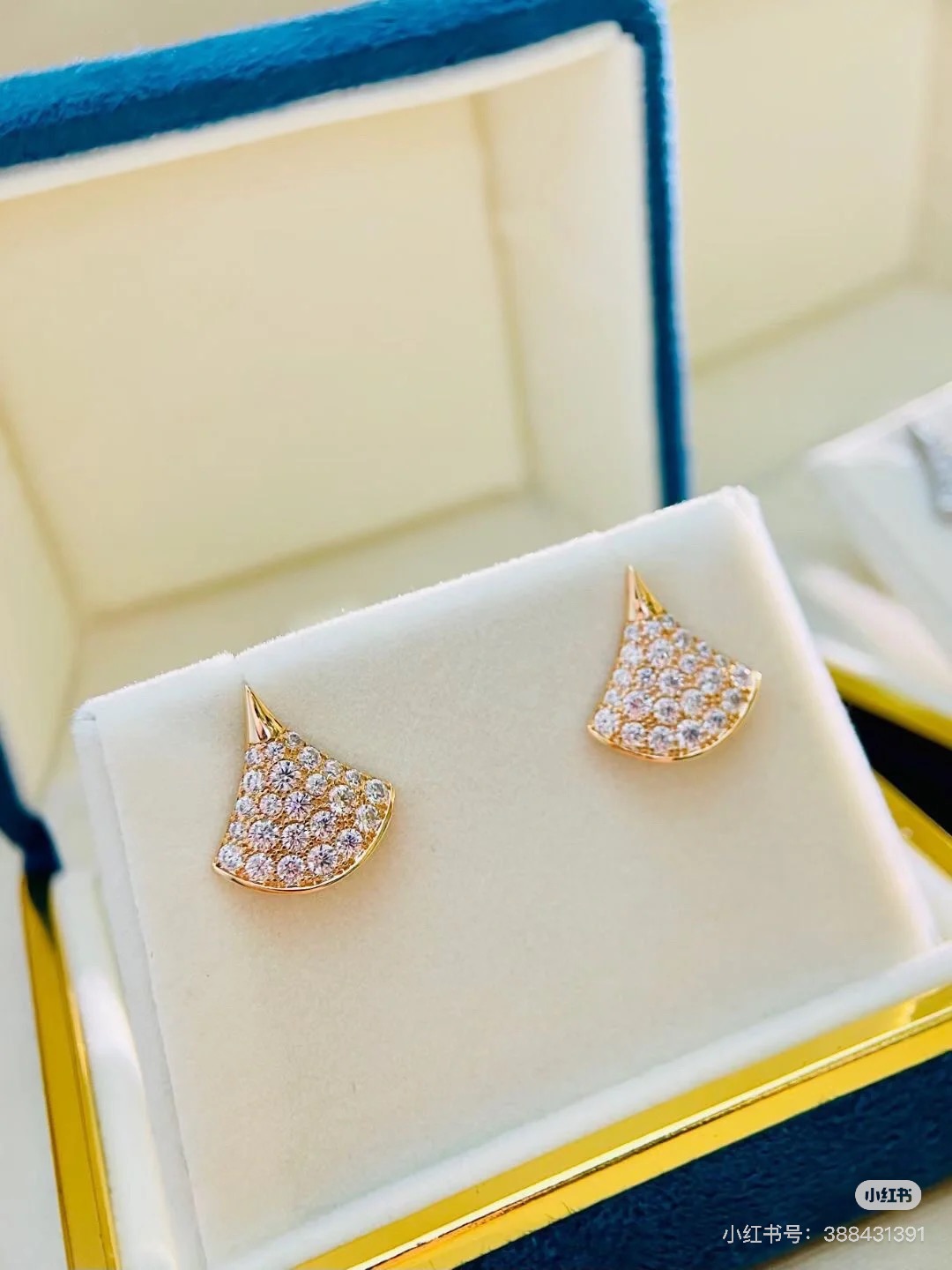 NO:377924,Bulgari high-end full-diamond fan-shaped skirt earrings, high-end custom-made hot counter earrings, original logo is beautiful and versatile + 15 UFO, jewelry quality, bvlgari, skirts19860909宝格丽高级满钻扇形裙子耳钉 高端定制火爆专柜耳钉 原版logo好美腻百搭款+15飞碟,饰品精品,bvlgari,skirts,Jewelry