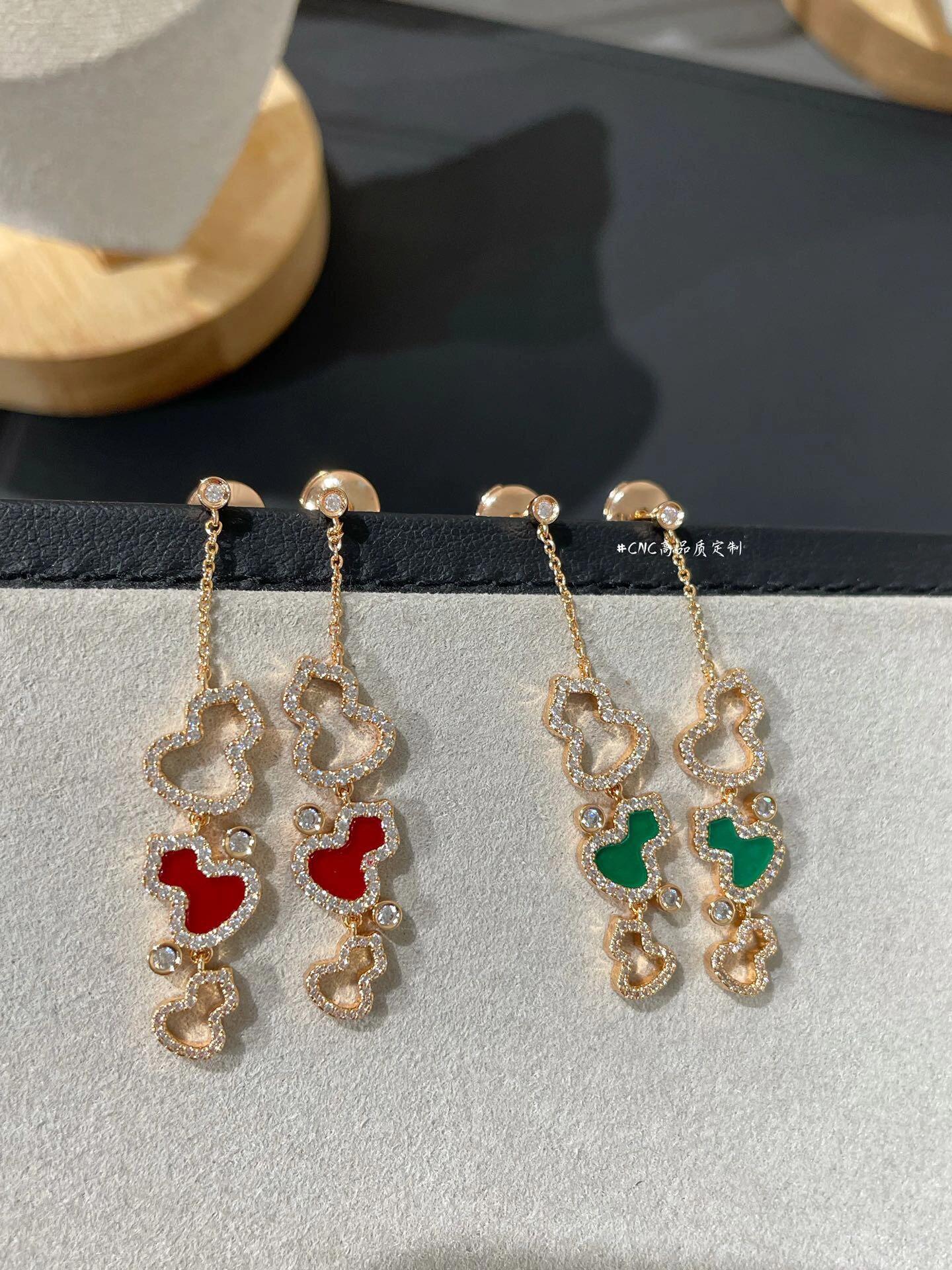 NO:377928,Hot products are available in seconds Qeelin's WULU series Three gourds, red agate, hollow earrings The gourds have had the meaning of 'fortune, fortune, good fortune, good luck' since ancient times, and are particularly suitable for the new year. Finely inlaid red agate, 18k rose gold, modify the face shape, very temperament, swing back and forth with the body, and have a very lively feeling~ matching ♀ Super recommended rose gold earrings, jewelry boutiques, earrings19860909爆款现货秒发 Qeelin的WULU系列 三葫芦 红玛瑙 镂空 耳环 葫芦自古就有“福禄吉祥”的寓意,新年特别应景高端 精镶嵌红玛瑙 18k玫瑰金 修饰脸型,很气质,随身体来回摆动,很有灵动的感觉~配套 ♀超级推荐 玫瑰金 耳环,饰品精品,earrings,Jewelry